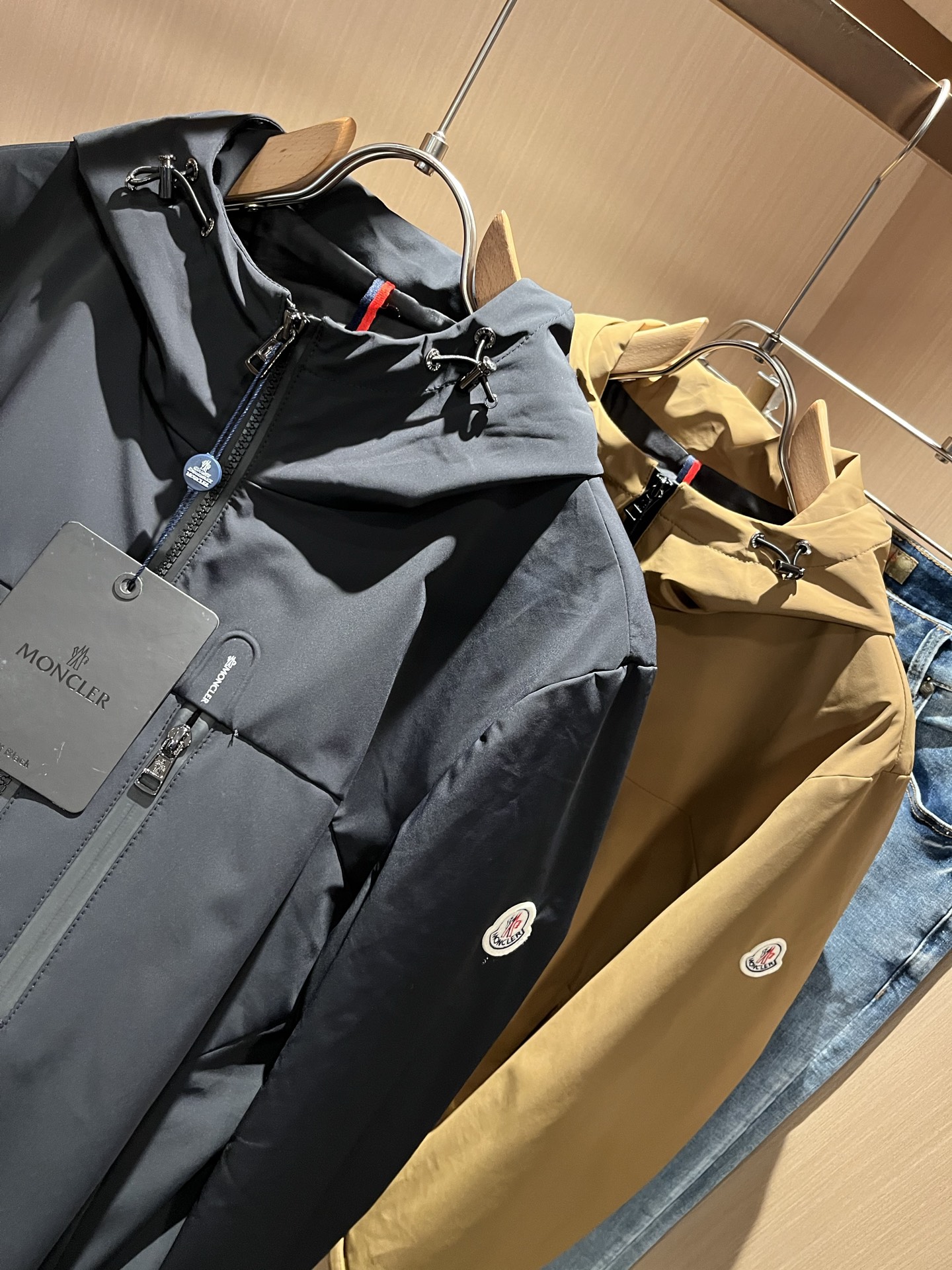 Monc*ler蒙*口2025秋冬经典夹克外套，都市时尚休闲款！面料超软面料帅酷爆款夹克外套。时尚都市百