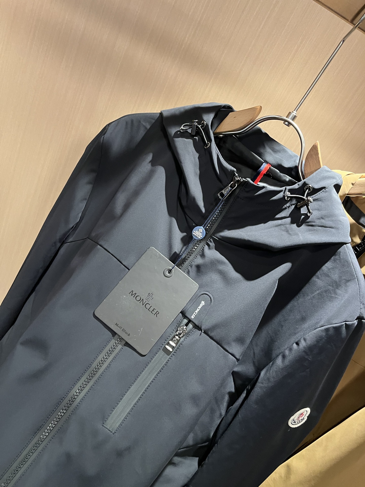 Monc*ler蒙*口2025秋冬经典夹克外套，都市时尚休闲款！面料超软面料帅酷爆款夹克外套。时尚都市百