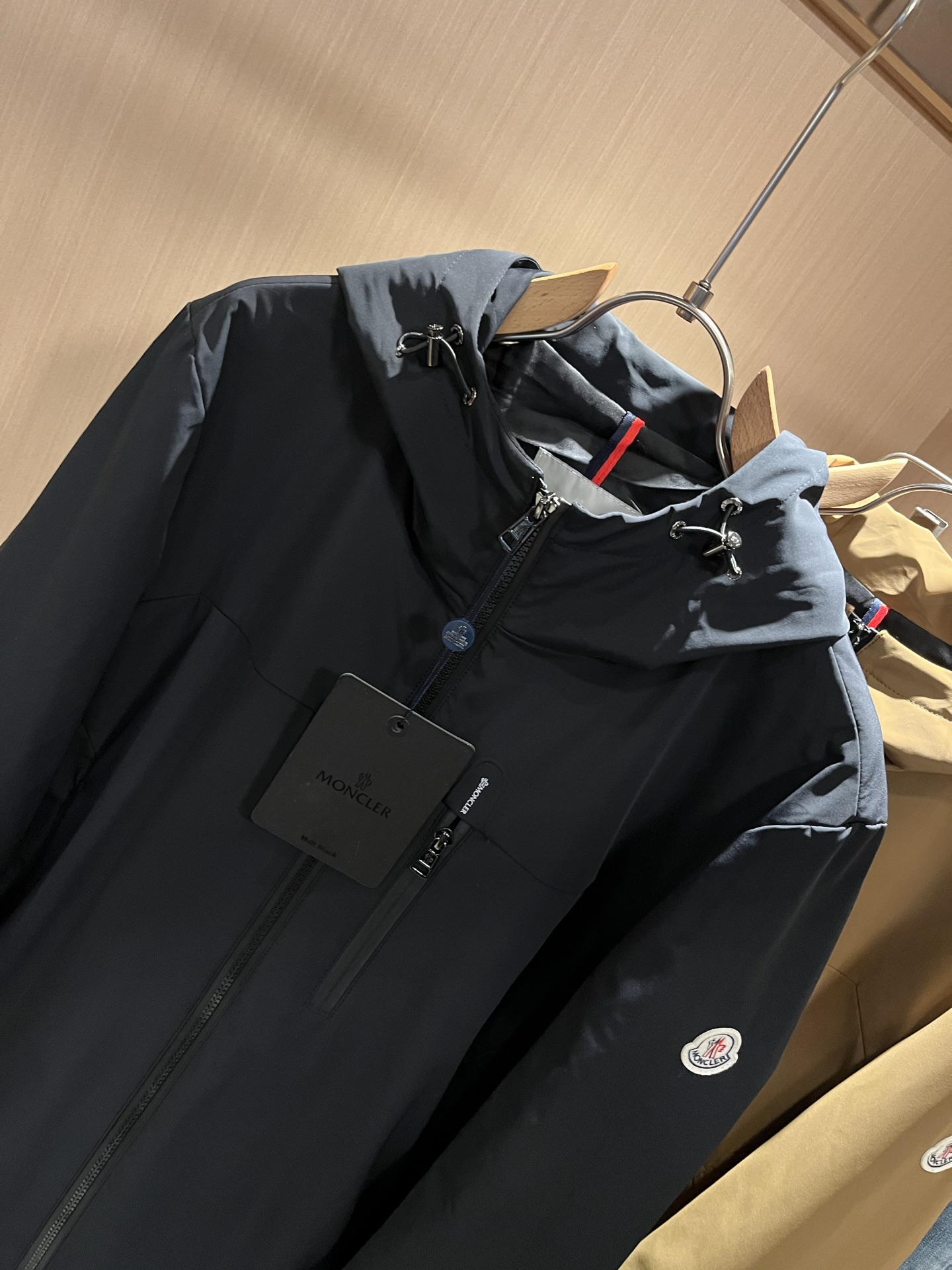 Monc*ler蒙*口2025秋冬经典夹克外套，都市时尚休闲款！面料超软面料帅酷爆款夹克外套。时尚都市百