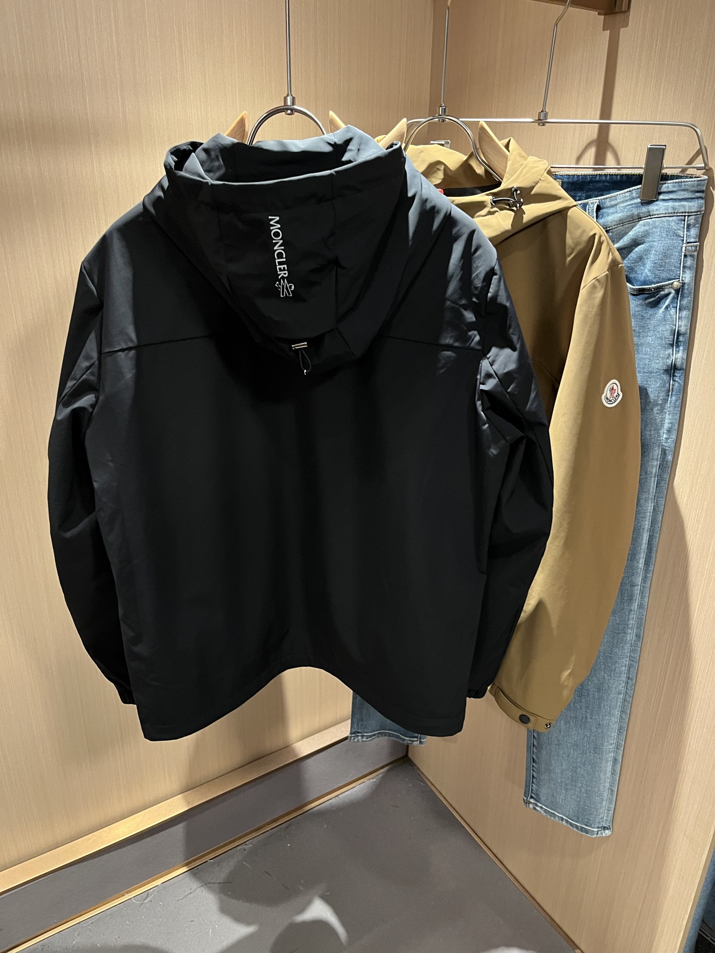 Monc*ler蒙*口2025秋冬经典夹克外套，都市时尚休闲款！面料超软面料帅酷爆款夹克外套。时尚都市百