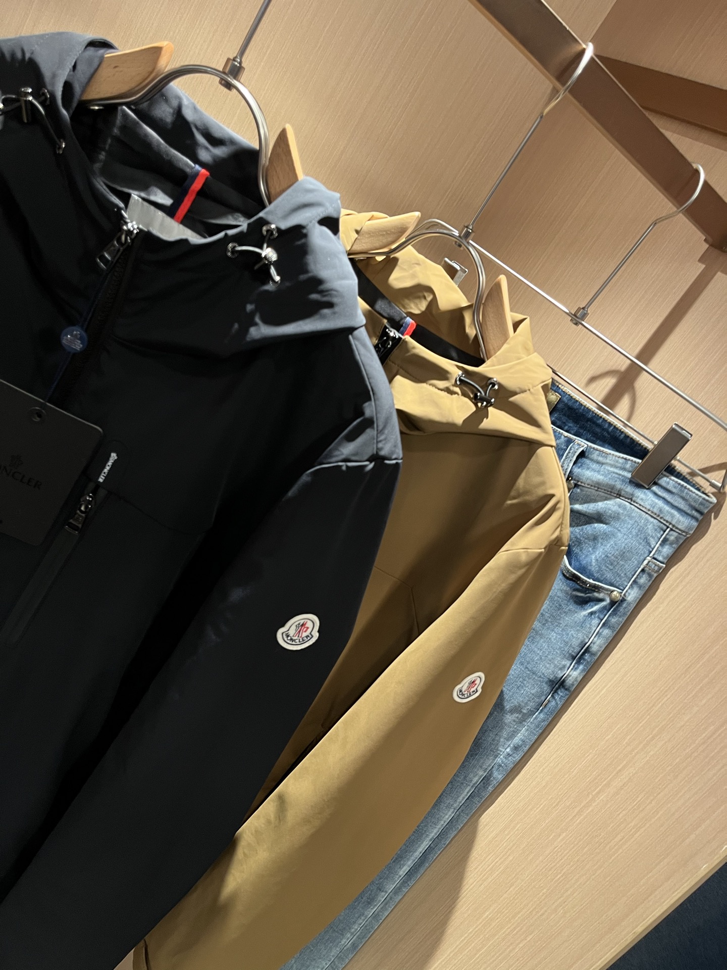 Monc*ler蒙*口2025秋冬经典夹克外套，都市时尚休闲款！面料超软面料帅酷爆款夹克外套。时尚都市百