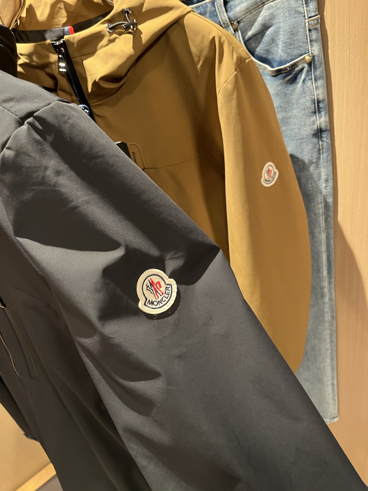 Monc*ler蒙*口2025秋冬经典夹克外套，都市时尚休闲款！面料超软面料帅酷爆款夹克外套。时尚都市百