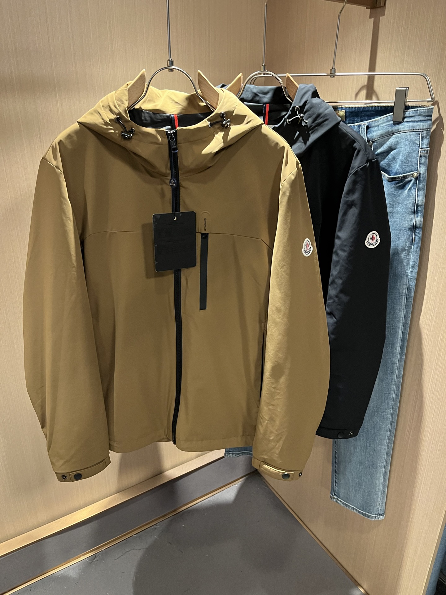 NO:514070,Monc*ler 2025 autumn and winter classic jacket, urban fashionable and casual style!  The fabric is super soft, cool and popular jacket. It is fashionable and urban versatile, breathable and fashionable and beautiful. The special fabrics are all polyester fiber fabrics imported from the UK. They are lightly shiny, unique texture, soft and smooth, and excellent details. They are not a product that ordinary fabrics can compare with. Logo badge design!  Very charming design, inner seam edging technology, customized original logo auxiliary material design!  The details are very in-depth. They give outdoor users full experience and perfect protection, allowing us to get closer to the challenges of nature. The minimalist seasonal design elements, the perfect slim fit style, highly recommended!  Size M-3XL, Jackets & coats, Jackets & coats, Alexander wang19860909Monc*ler蒙*口2025秋冬经典夹克外套,都市时尚休闲款！面料超软面料帅酷爆款夹克外套.时尚都市百搭款款,上身透气而且时尚靓丽,特供面料都是英国进口的聚酯纤维纤维面料,淡淡光泽,质感独特,手感柔嫩顺滑,细节出色 不是一般面料所能对比的产品.logo徽章设计！非常极具魅力的设计,内缝包边工艺,定制原版logo辅料设计！细节非常到位.给户外使用者充分的体验和完善的保护,让我们更接近大自然的挑战,极简当季的设计元素,完美修身版型,强烈推荐！尺码M-3XL,,jackets & coats,jackets & coats,alexander wang,Men's clothing