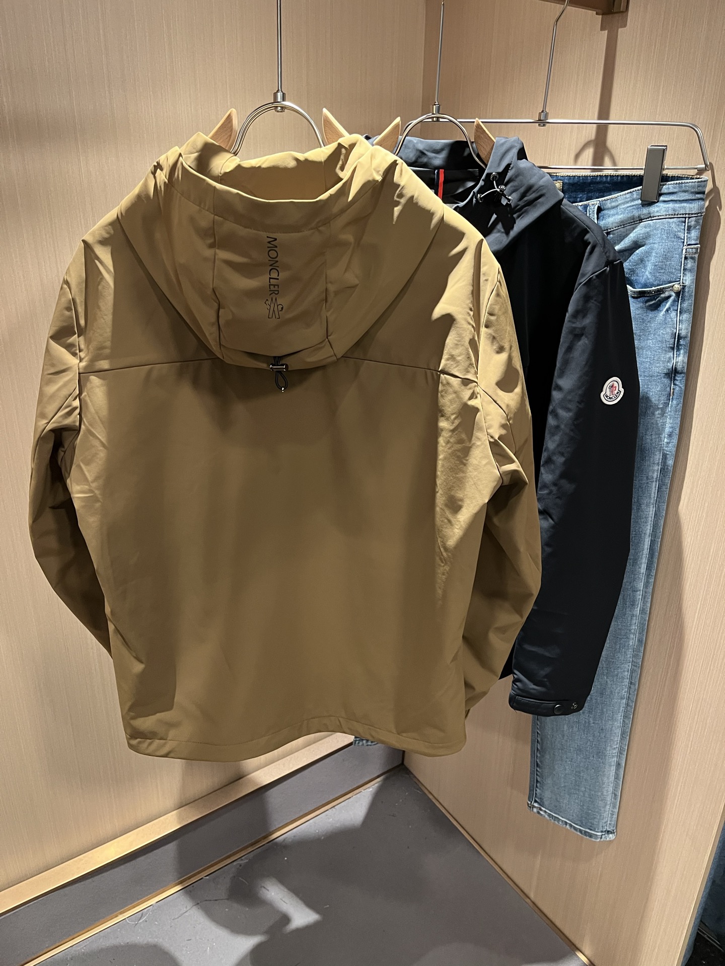 Monc*ler蒙*口2025秋冬经典夹克外套，都市时尚休闲款！面料超软面料帅酷爆款夹克外套。时尚都市百