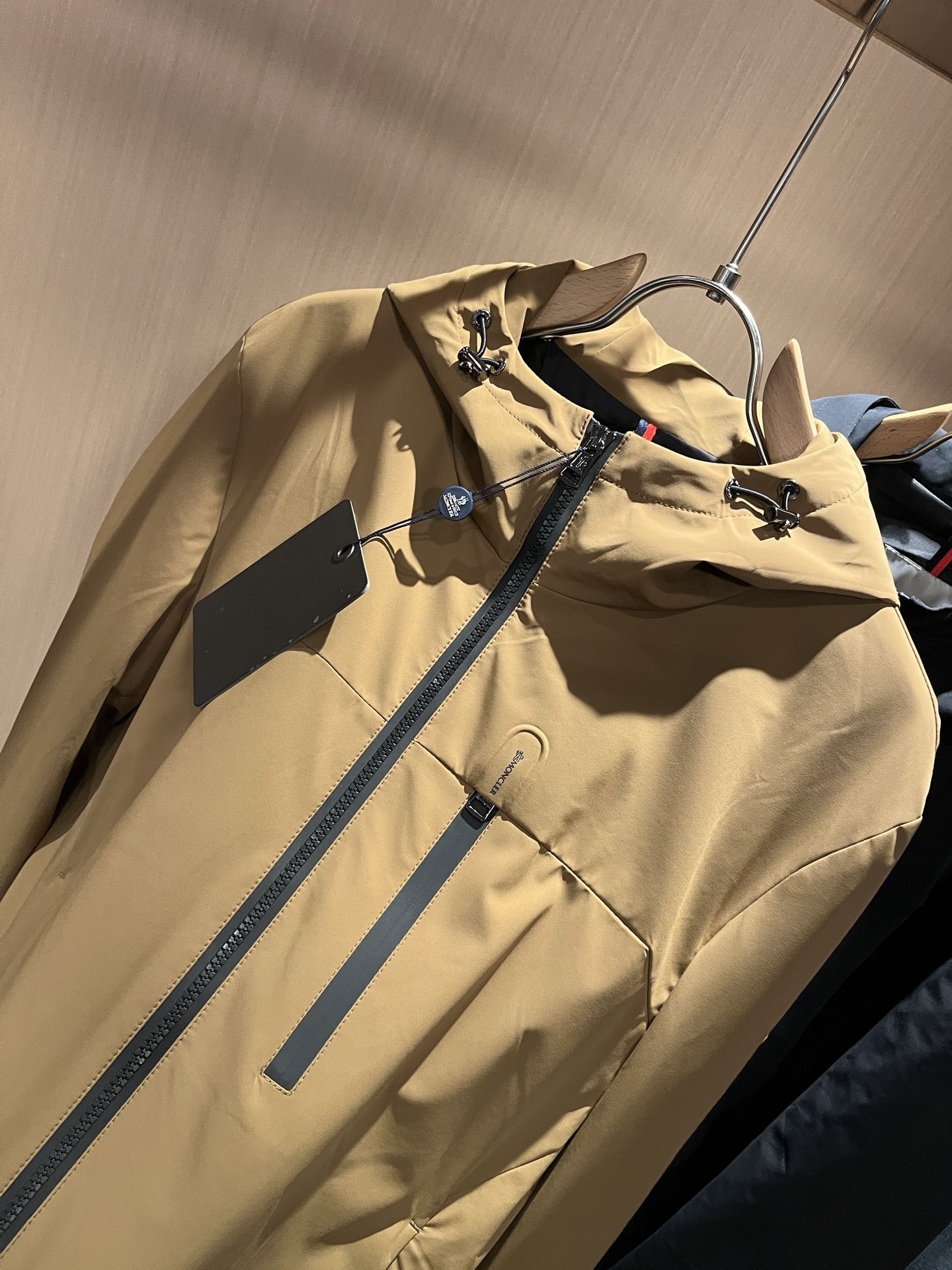 Monc*ler蒙*口2025秋冬经典夹克外套，都市时尚休闲款！面料超软面料帅酷爆款夹克外套。时尚都市百