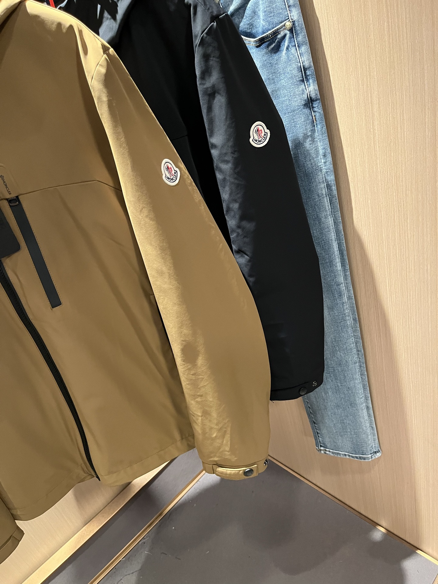 Monc*ler蒙*口2025秋冬经典夹克外套，都市时尚休闲款！面料超软面料帅酷爆款夹克外套。时尚都市百