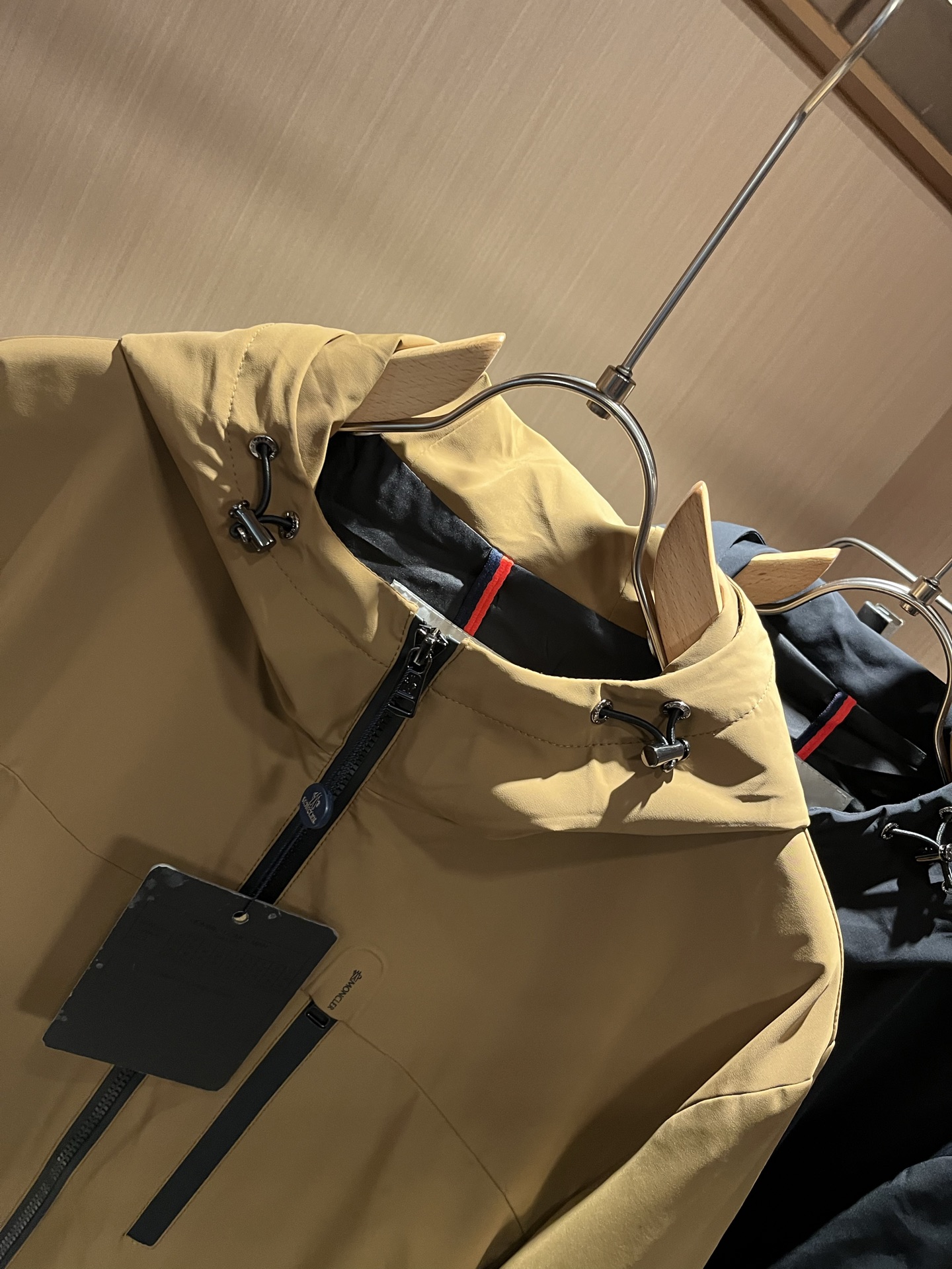 Monc*ler蒙*口2025秋冬经典夹克外套，都市时尚休闲款！面料超软面料帅酷爆款夹克外套。时尚都市百