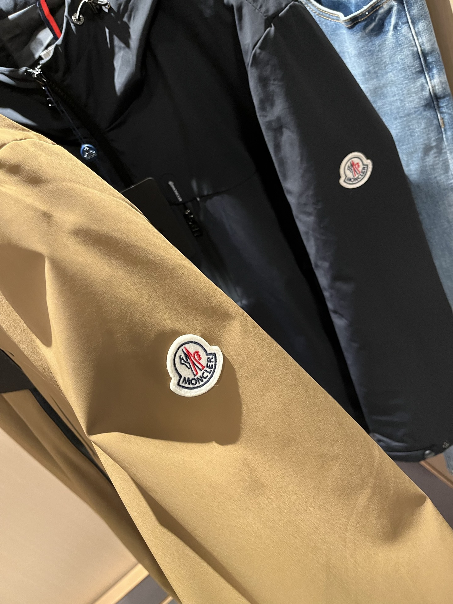 Monc*ler蒙*口2025秋冬经典夹克外套，都市时尚休闲款！面料超软面料帅酷爆款夹克外套。时尚都市百