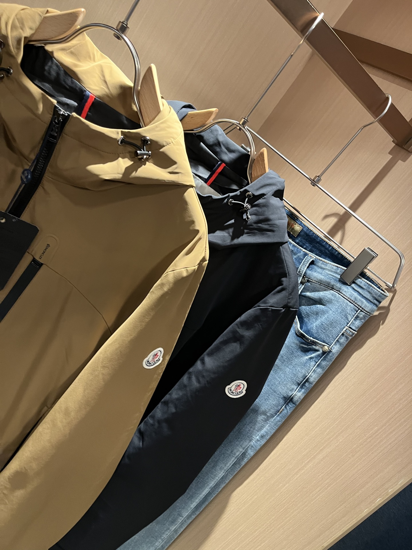 Monc*ler蒙*口2025秋冬经典夹克外套，都市时尚休闲款！面料超软面料帅酷爆款夹克外套。时尚都市百