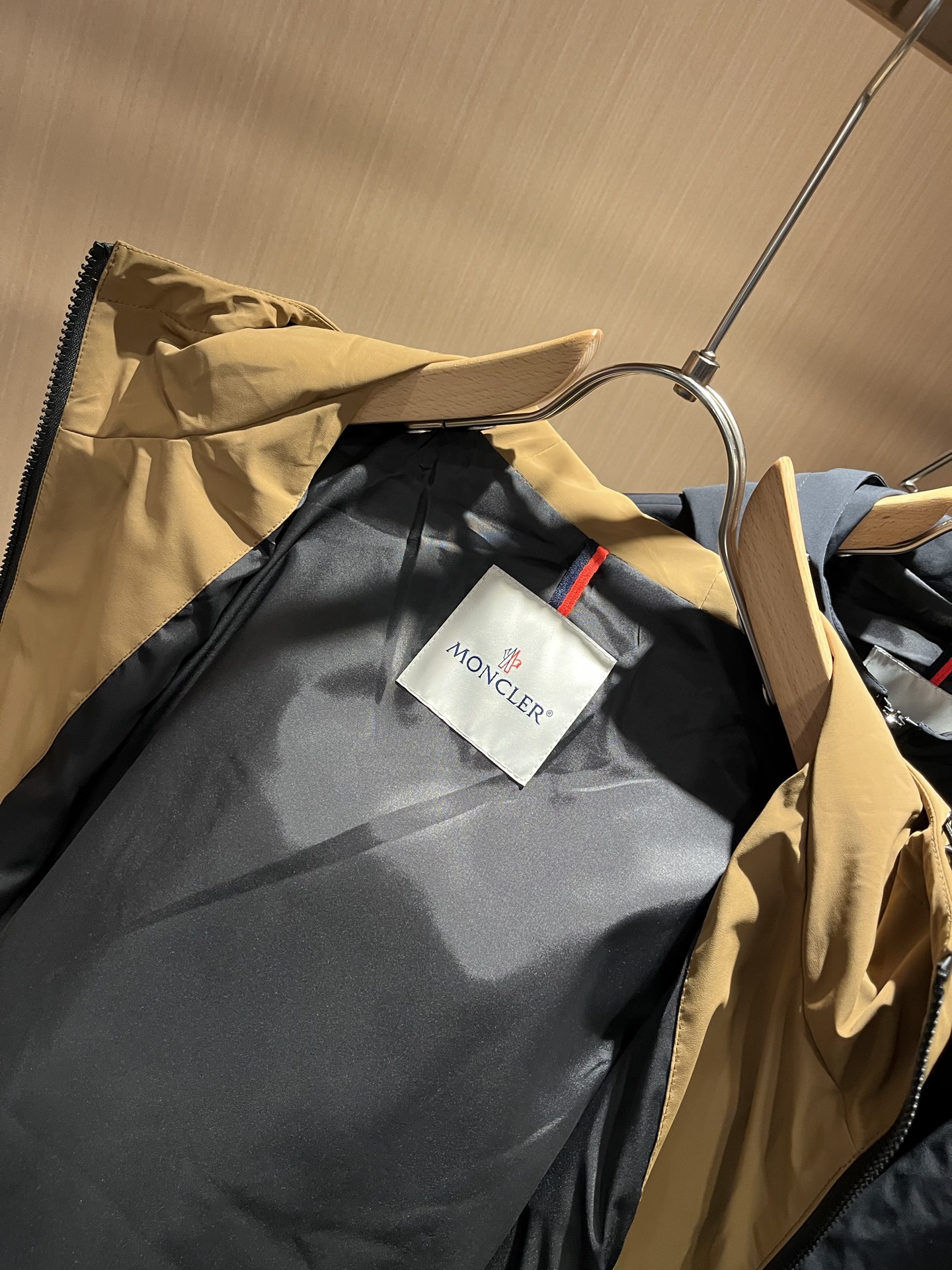 Monc*ler蒙*口2025秋冬经典夹克外套，都市时尚休闲款！面料超软面料帅酷爆款夹克外套。时尚都市百