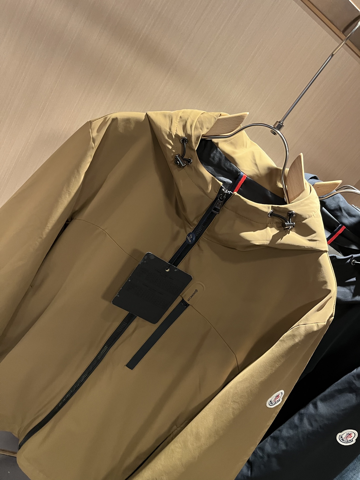 Monc*ler蒙*口2025秋冬经典夹克外套，都市时尚休闲款！面料超软面料帅酷爆款夹克外套。时尚都市百