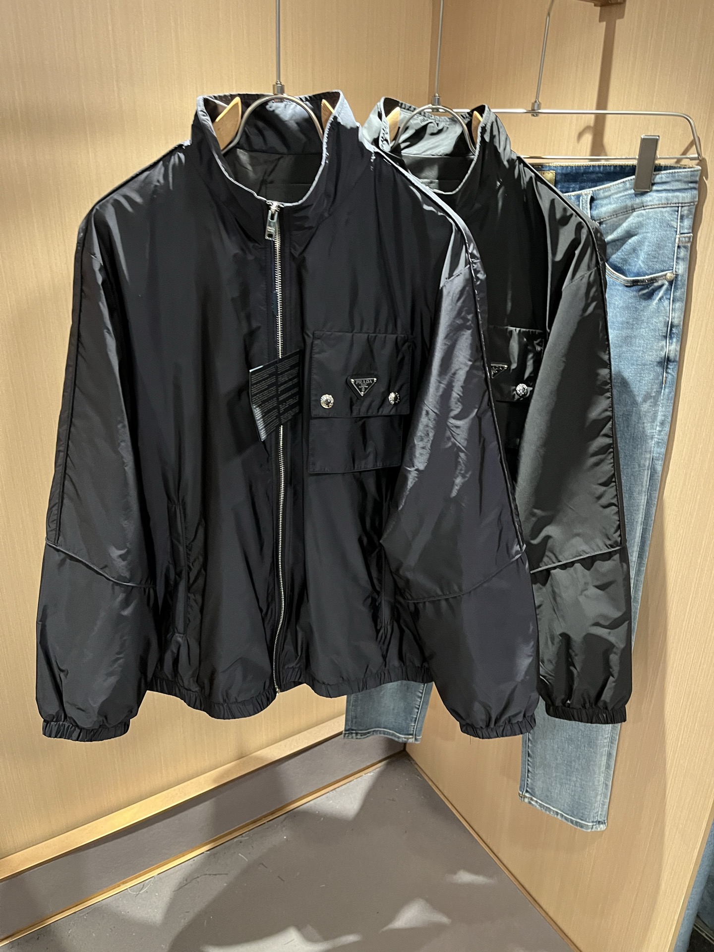 NO:514068,PRAD*A 2025 autumn and winter casual jacket, the latest fashionable casual zipper jacket, fashionable jacket! Trading company channels are rare and it is released on the official website. The most anticipated high-quality products of the male god are coming, making you feel what it means to be truly high and luxurious! This jacket is made of thin and technical fabrics specially customized by P home. The surface is neat and smooth and shiny, and the texture is obvious through the screen. The upper body is comfortable, light and not stuffy, giving you the most enjoyable wearing experience!  Exquisite logo pattern glue pressing design!  Perfectly enhance the overall sense of luxury and class, and you can get a high-end luxury atmosphere at a glance! Basic regular jacket style cut, versatile and simple upper body, not picky, easy to deal with various occasions and environments, is undoubtedly a must-have item for daily commuting! Size M~3XL, prada, jackets & coats, jackets & coats, alexander wang19860909PRAD*A普*达2025秋冬休闲夹克外套,最新时尚休闲拉链夹克,时尚夹克外套!贸易公司渠道稀出,同步官网发售,男神最为期待的精品狠货重磅来袭,让你感受到什么叫真正的高奢有内涵!此款夹克外套选用了P家专业定制的轻薄科技面料制成,表面整洁光滑且富有光泽,质感透过屏幕都显而易 见,上身舒适轻盈不闷热, 给你最为享受的穿着体验！精致logo图案压胶设计！完美提升了整体的奢华档次感,一眼就能Get到的高端奢华气息!基础常规的夹克版型裁剪,上身百搭简约不挑人,轻松应对各种场合与环境,属于日常通勤必备的臻品无疑!尺码M～3XL,,prada,jackets & coats,jackets & coats,alexander wang,Men's clothing