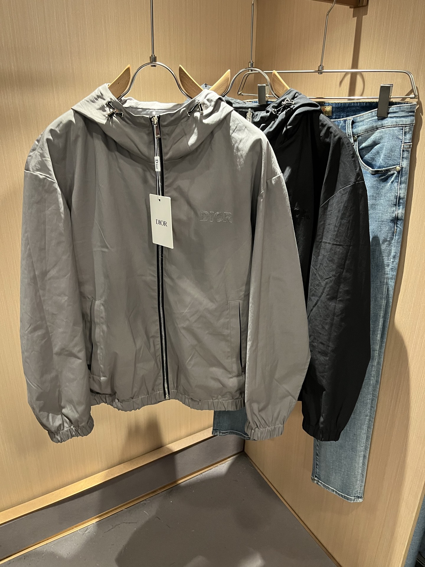 NO:521738,Dio*r Dio double-sided wear!  2025 autumn and winter men and women's same jacket jacket, the latest fashionable casual jacket, trading company channels are rare, and it is released on the official website at the same time. The most anticipated high-quality products of men's gods are coming, making you feel what is truly high luxury and connotation! Logo logo pattern design!  Full of brand style!  The most enjoyable dressing experience you enjoy! It perfectly enhances the overall luxury and class, and you can get a high-end luxury atmosphere at a glance!  The upper body is versatile and simple, and it is not picky about people. It can easily deal with various occasions and environments. It is undoubtedly a must-have item for daily commuting! Size M-3XL, dior, jackets & coats, jackets & coats, alexander wang19860909Dio*r迪*奥双面穿！2025秋冬男女同款夹克外套,最新时尚休闲夹克,贸易公司渠道稀出,同步官网发售,男神最为期待的精品狠货重磅来袭,让你感受到什么叫真正的高奢有内涵!标志logo图案设计！满满的品牌风格！你最为享受的穿着体验! 完美提升了整体的奢华档次感,一眼就能Get到的高端奢华气息！上身百搭简约不挑人,轻松应对各种场合与环境,属于日常通勤必备的臻品无疑!尺码M-3XL,,dior,jackets & coats,jackets & coats,alexander wang,Men's clothing