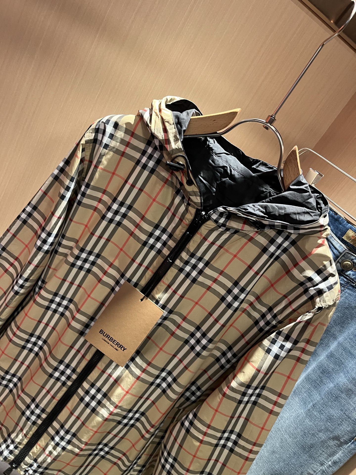  BURBER*Y巴*莉⚠️双面夹克！2025秋冬新品夹克外套重磅来袭，最近比较火热的环保聚酯纤维记忆面