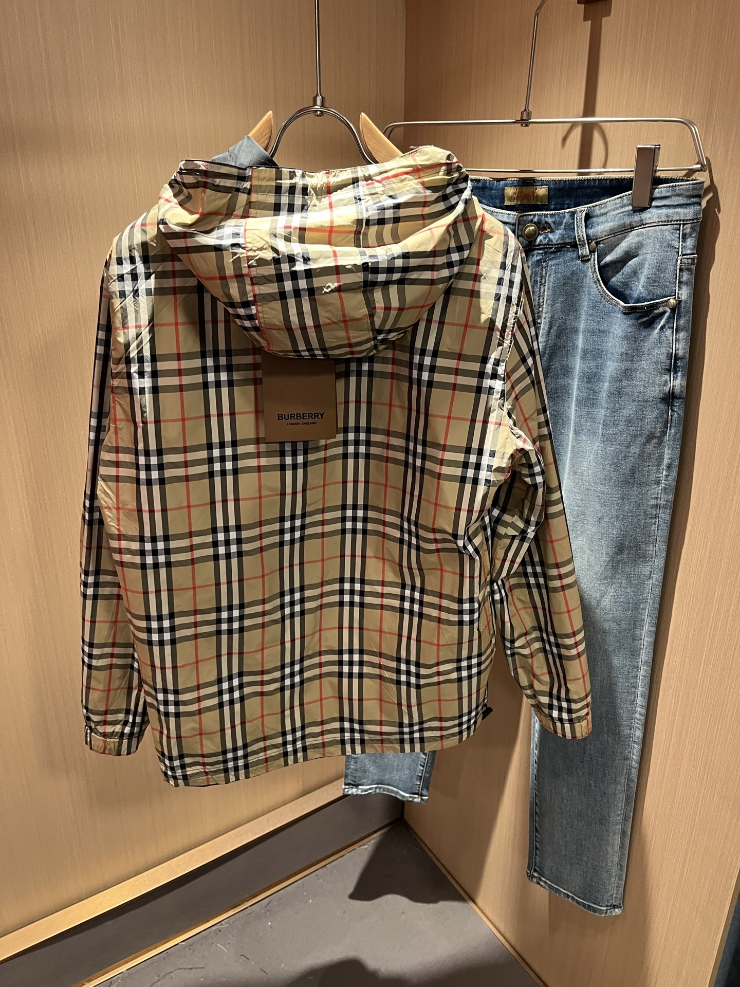  BURBER*Y巴*莉⚠️双面夹克！2025秋冬新品夹克外套重磅来袭，最近比较火热的环保聚酯纤维记忆面