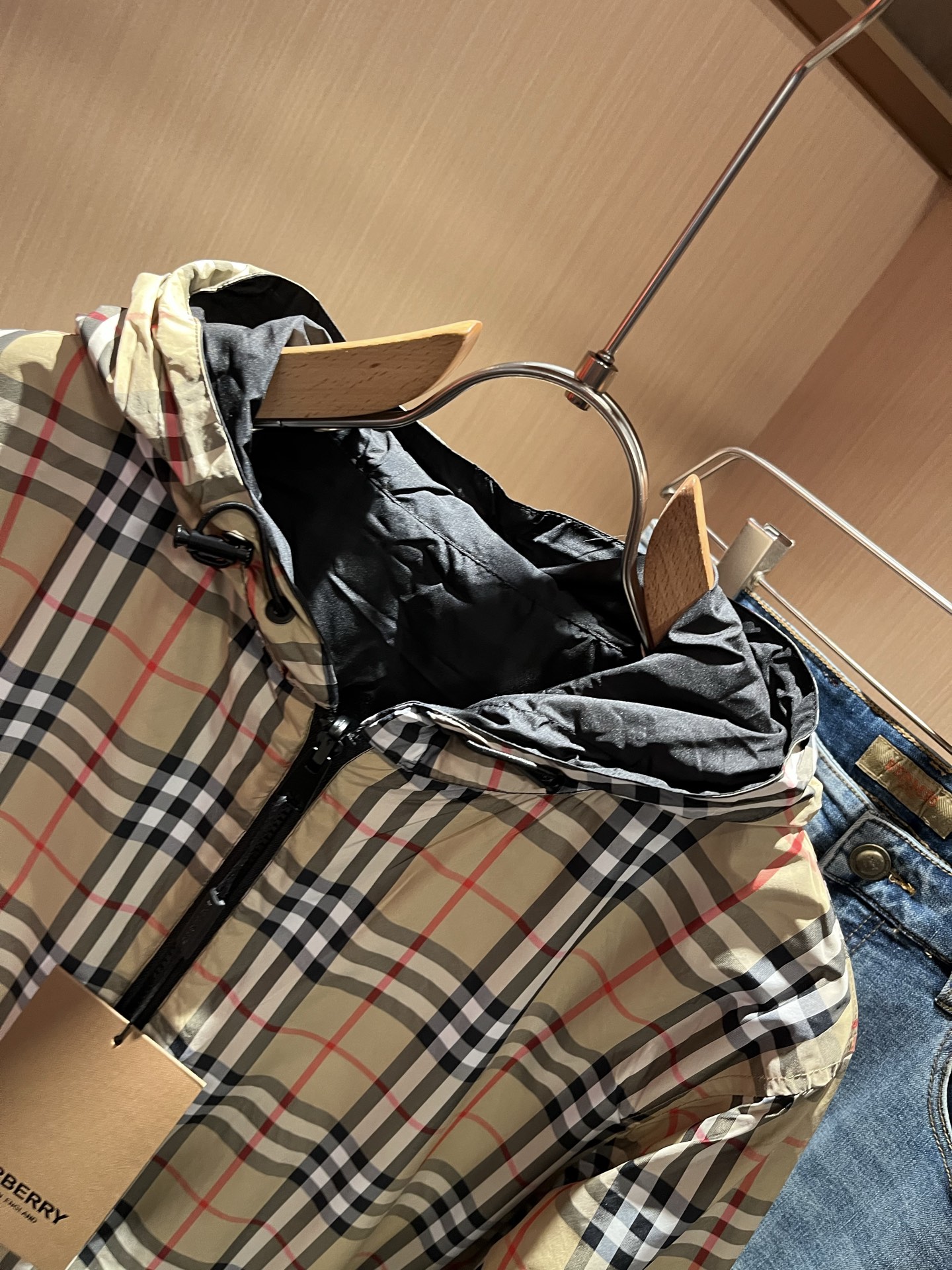  BURBER*Y巴*莉⚠️双面夹克！2025秋冬新品夹克外套重磅来袭，最近比较火热的环保聚酯纤维记忆面