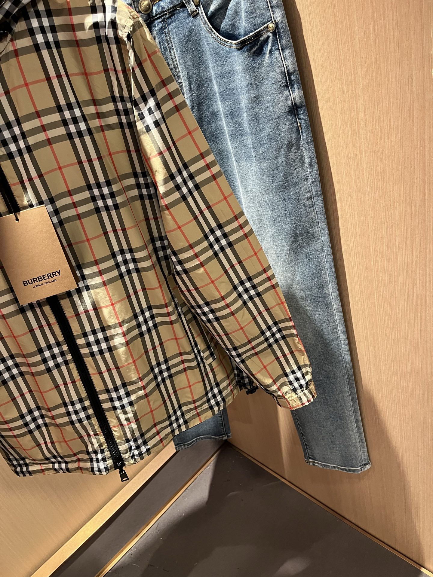  BURBER*Y巴*莉⚠️双面夹克！2025秋冬新品夹克外套重磅来袭，最近比较火热的环保聚酯纤维记忆面