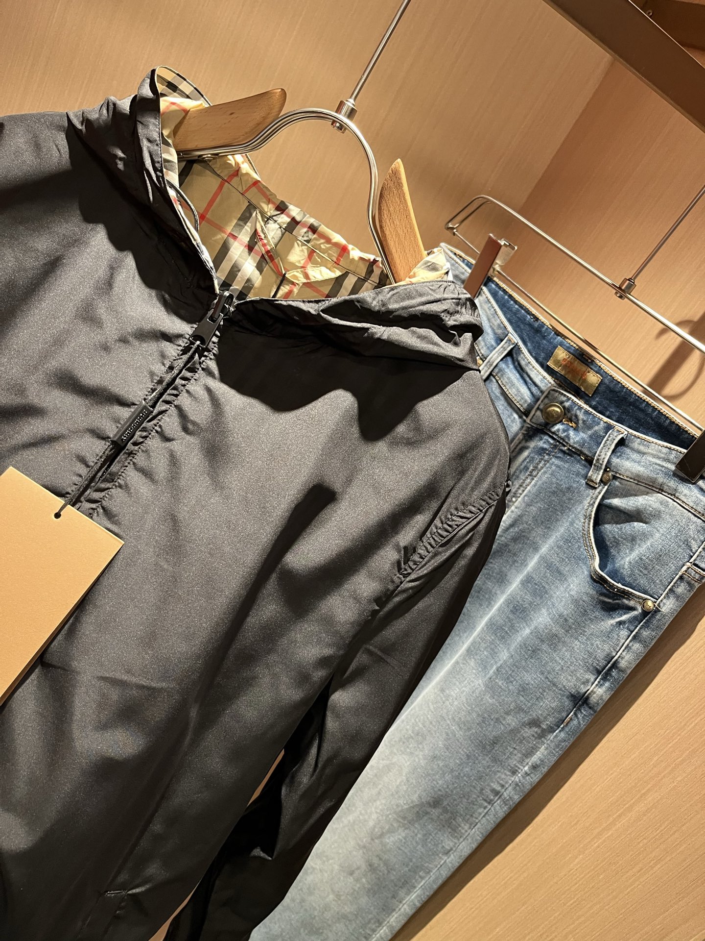  BURBER*Y巴*莉⚠️双面夹克！2025秋冬新品夹克外套重磅来袭，最近比较火热的环保聚酯纤维记忆面