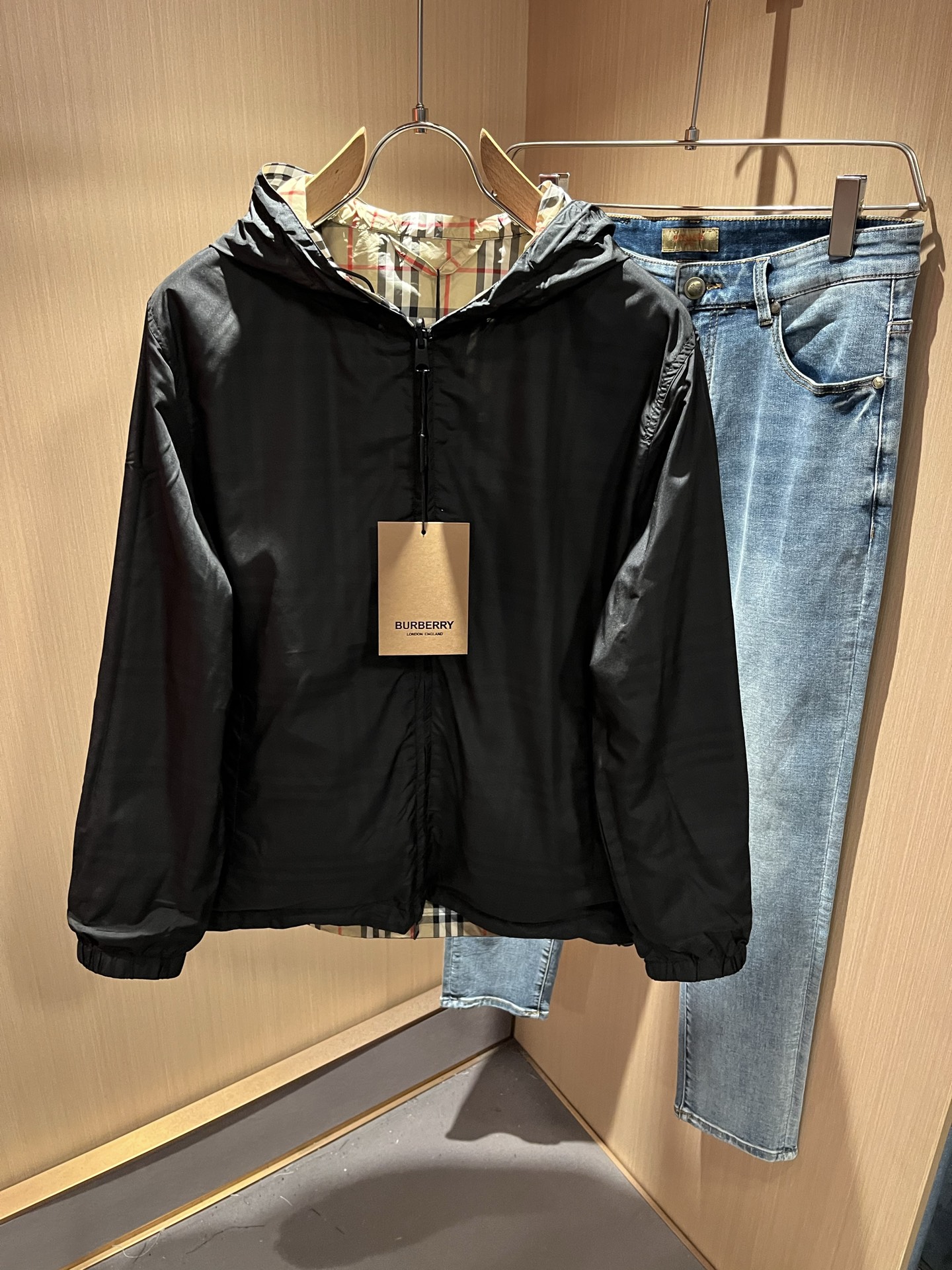 NO:521741,BURBER*Y BAL*LY Double-sided Jacket!  The new autumn and winter jackets of 2025 are coming, and are made of a popular environmentally friendly polyester fiber memory fabric recently. The high-end outdoor sports and leisure series is very popular!  The latest special material developed by BUR, memory fabric, also called memory cloth, refers to fabrics with morphological memory functions, which instantly kills all versions on the market. It can only be said that it is not a level at all. Whether it is material, detail restoration and craftsmanship, you are not afraid of any challenges. Just to contribute wonderful products to everyone, as always, and consistently. A style that implements the core concept of BUR closely ties the plaid and fashion, always maintains perfection, a simple but not simple design style perfectly meets the outfit you need in daily life. Size: M-3XL, burberry, jackets & coats, jackets & coats, alexander wang19860909BURBER*Y巴*莉双面夹克！2025秋冬新品夹克外套重磅来袭,最近比较火热的环保聚酯纤维记忆面料制作而成,高端户外运动休闲系列,非常火热运动风潮！BUR最新研发的特殊材质,记忆面料也叫记忆布,是指具有形态记忆功能的面料,秒杀市面上一切版本,只能说根本就不是一个级别的存在,不管是材质还是细节还原度以及工艺制作方面,不惧任何挑战,只为给大家奉献绝妙产物一如既往,始终如一,贯彻了BUR核心理念的一个款式将格纹与时尚紧紧的捆绑在一起,时刻保持完美,简约而不简单的的设计风格,完美的满足了你日常所需要的穿搭.尺码:M-3XL,,burberry,jackets & coats,jackets & coats,alexander wang,Men's clothing