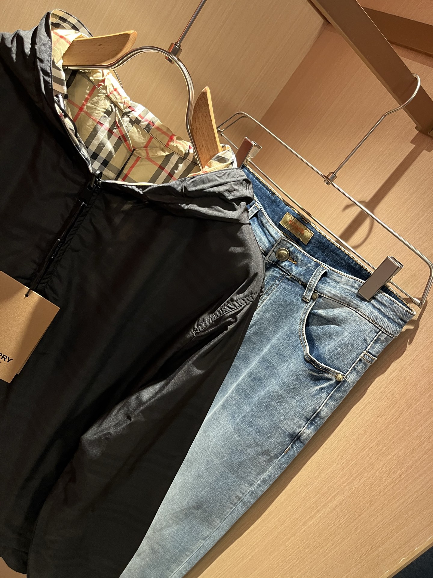  BURBER*Y巴*莉⚠️双面夹克！2025秋冬新品夹克外套重磅来袭，最近比较火热的环保聚酯纤维记忆面