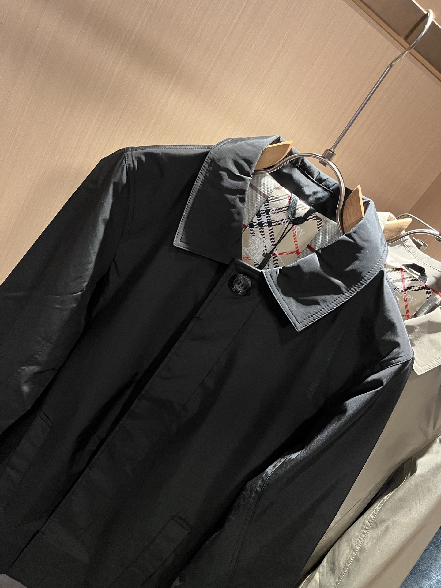 BURBER*Y巴*莉2025秋冬新品中长款夹克外套重磅来袭，最近比较火热的环保聚酯纤维记忆面料制作而成