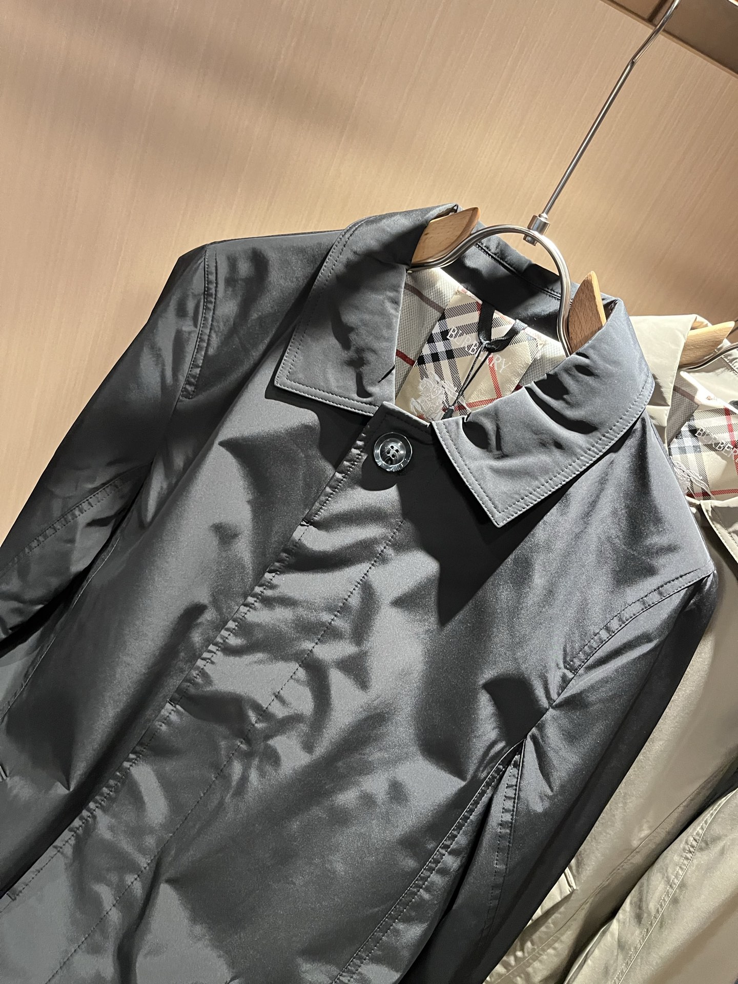 BURBER*Y巴*莉2025秋冬新品中长款夹克外套重磅来袭，最近比较火热的环保聚酯纤维记忆面料制作而成