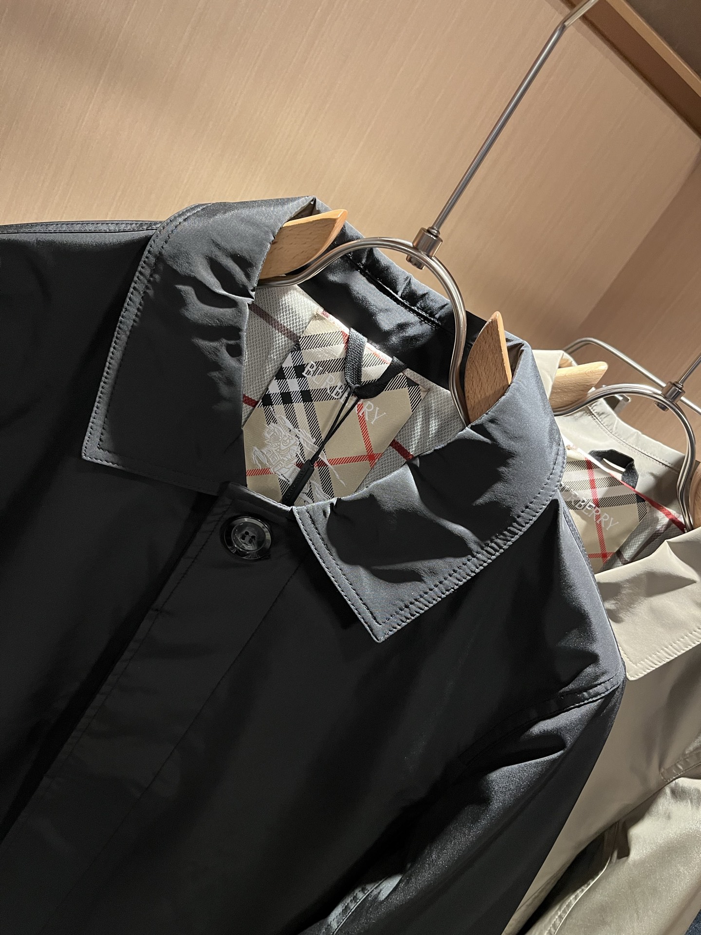 BURBER*Y巴*莉2025秋冬新品中长款夹克外套重磅来袭，最近比较火热的环保聚酯纤维记忆面料制作而成