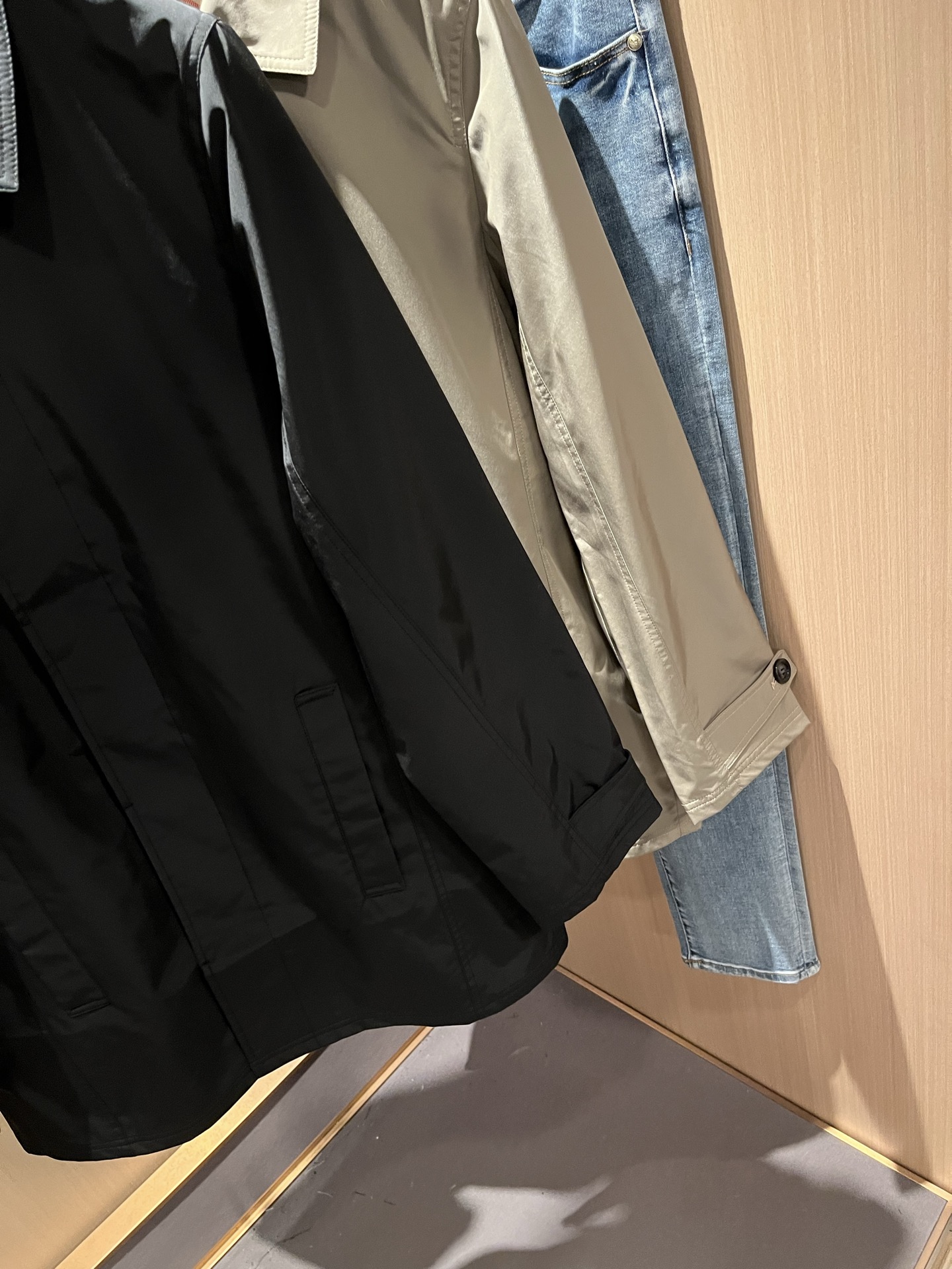 BURBER*Y巴*莉2025秋冬新品中长款夹克外套重磅来袭，最近比较火热的环保聚酯纤维记忆面料制作而成