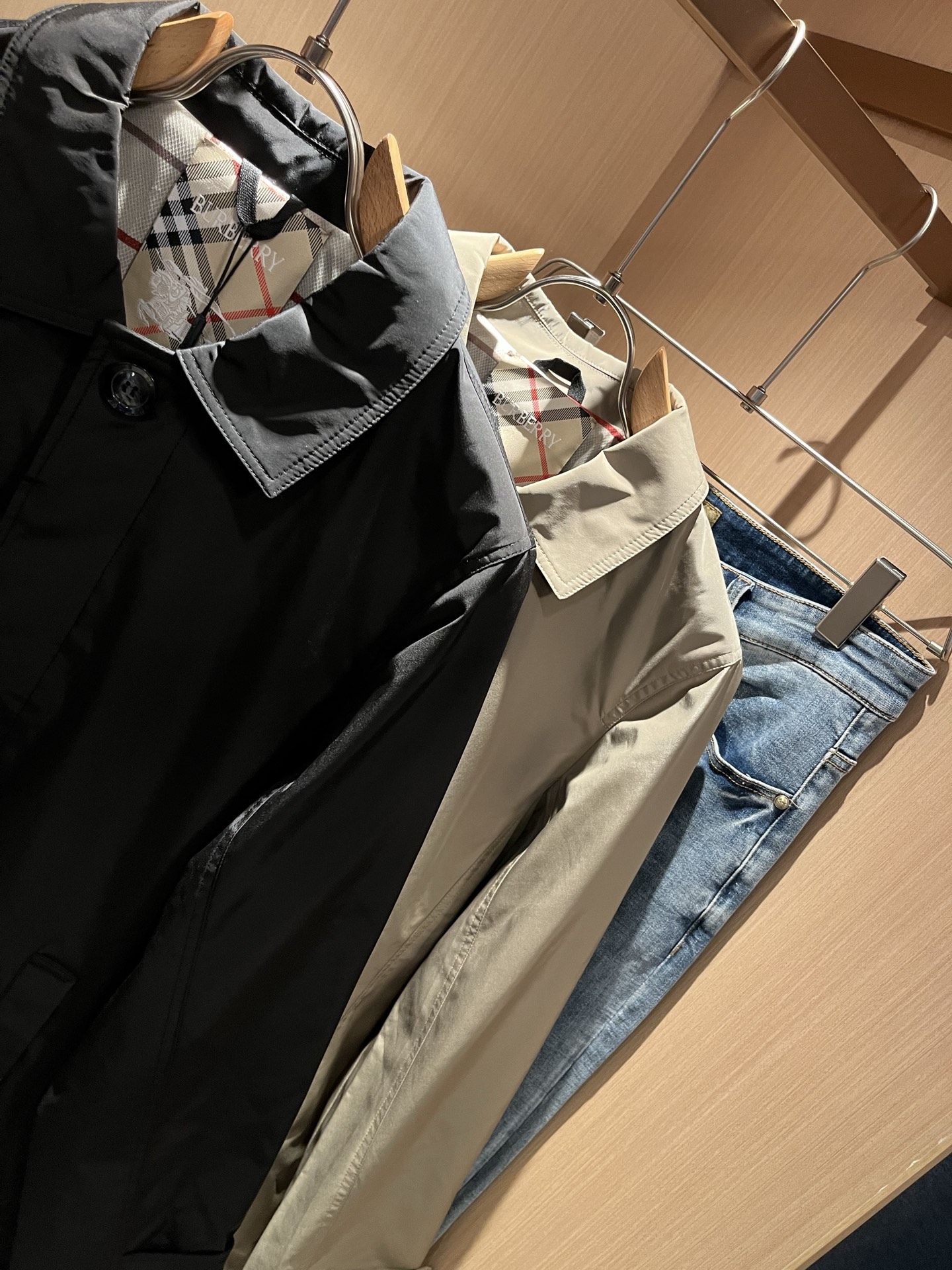 BURBER*Y巴*莉2025秋冬新品中长款夹克外套重磅来袭，最近比较火热的环保聚酯纤维记忆面料制作而成