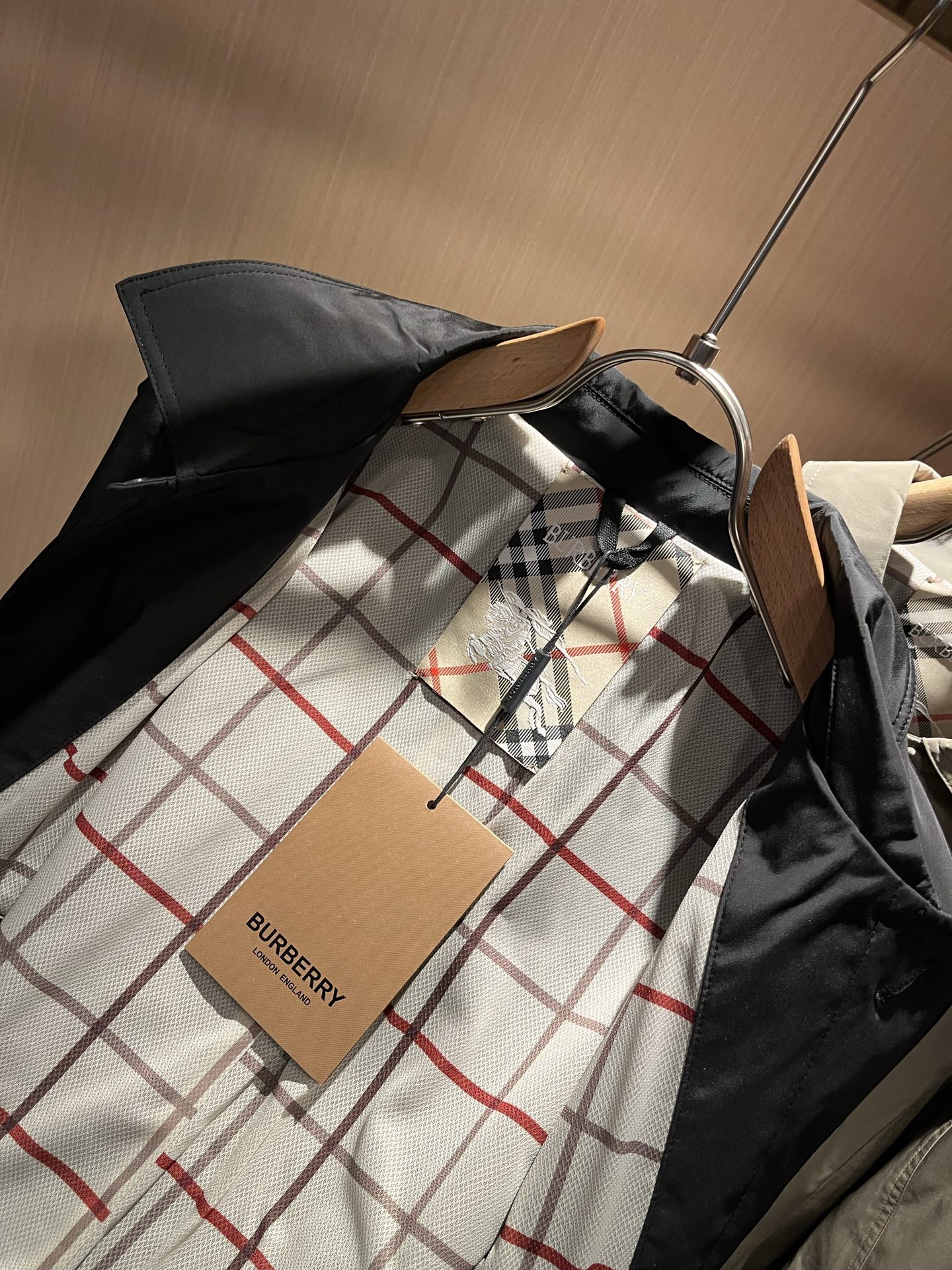 BURBER*Y巴*莉2025秋冬新品中长款夹克外套重磅来袭，最近比较火热的环保聚酯纤维记忆面料制作而成