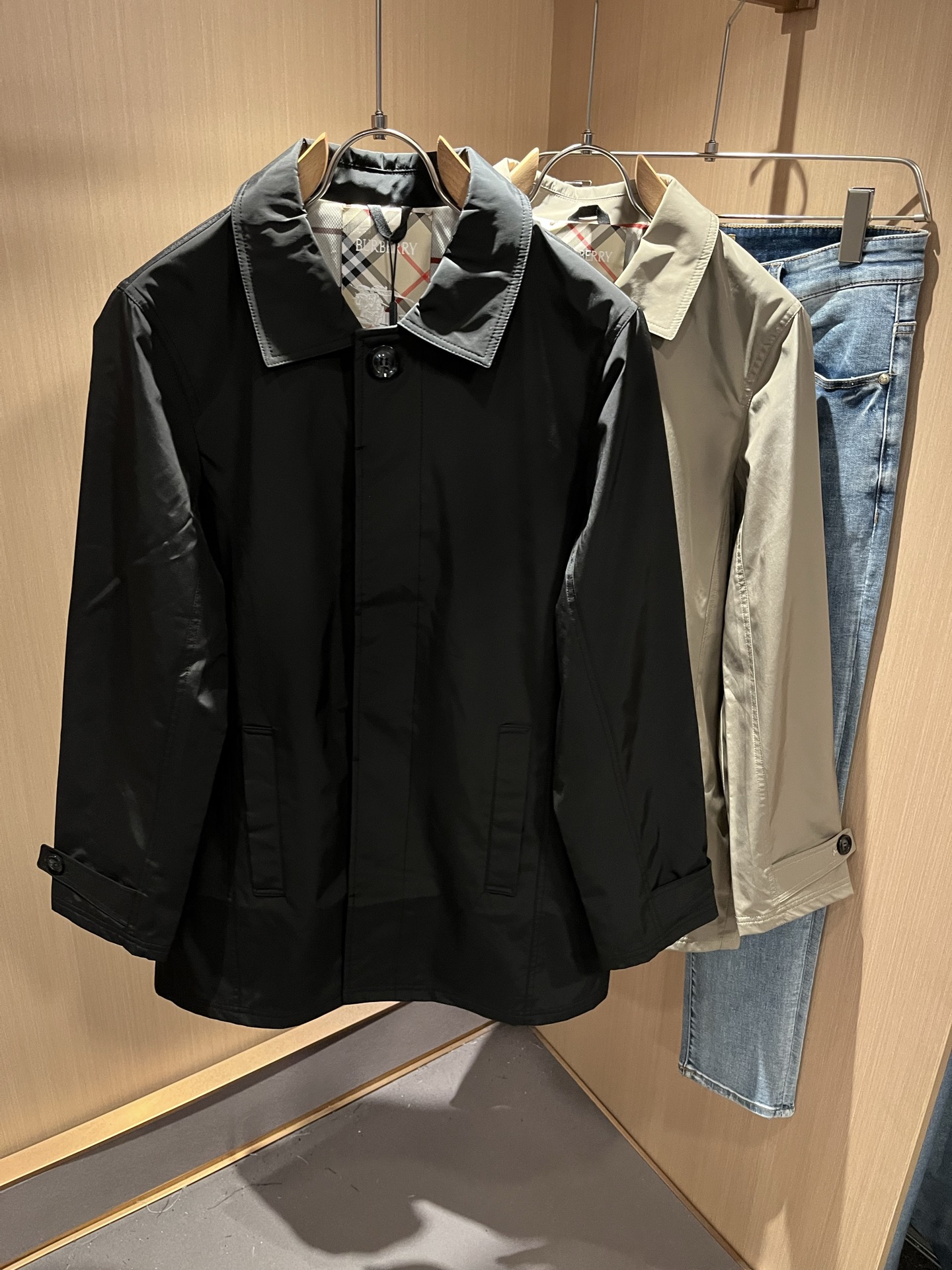 BURBER*Y巴*莉2025秋冬新品中长款夹克外套重磅来袭，最近比较火热的环保聚酯纤维记忆面料制作而成