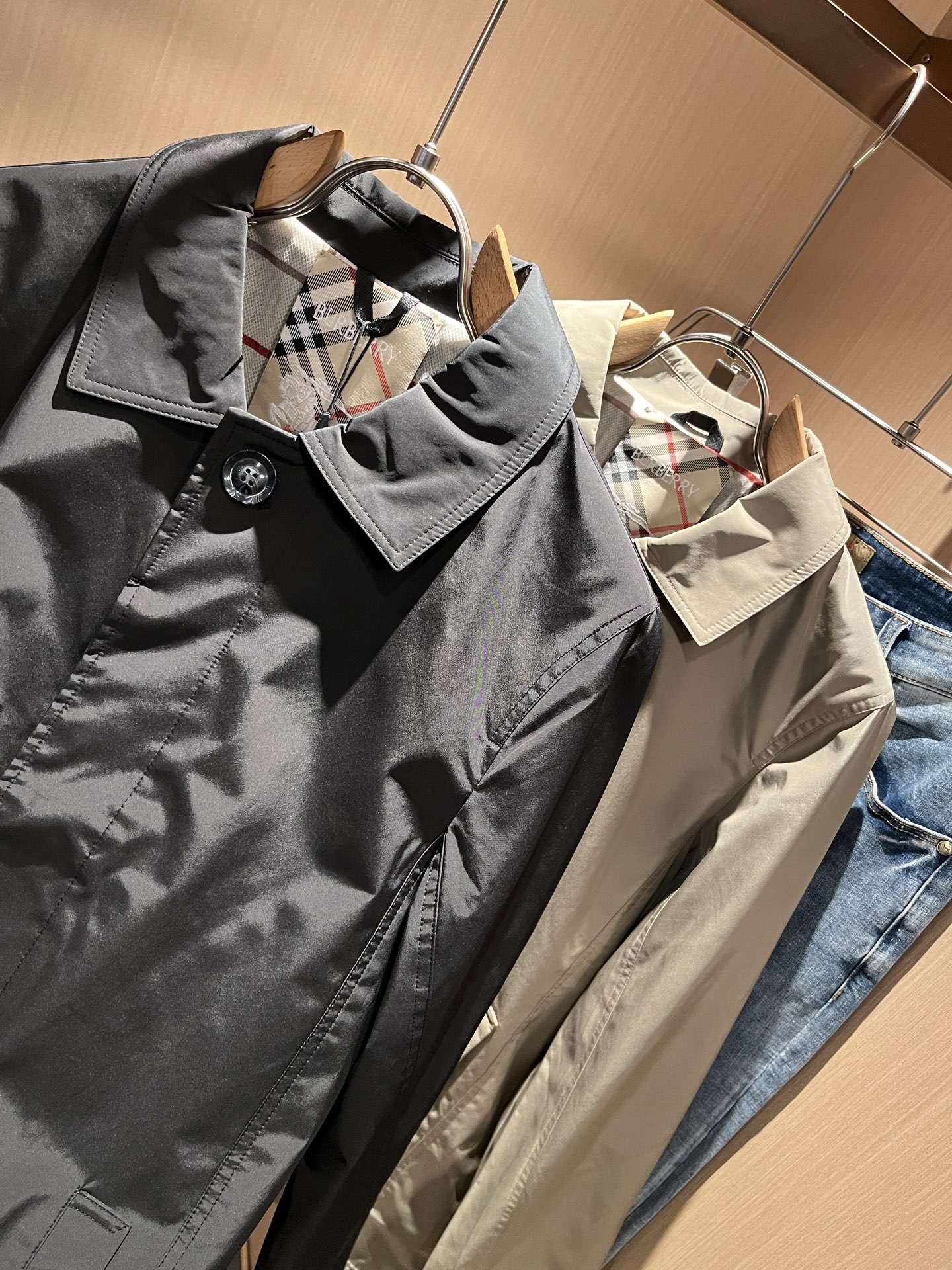 BURBER*Y巴*莉2025秋冬新品中长款夹克外套重磅来袭，最近比较火热的环保聚酯纤维记忆面料制作而成