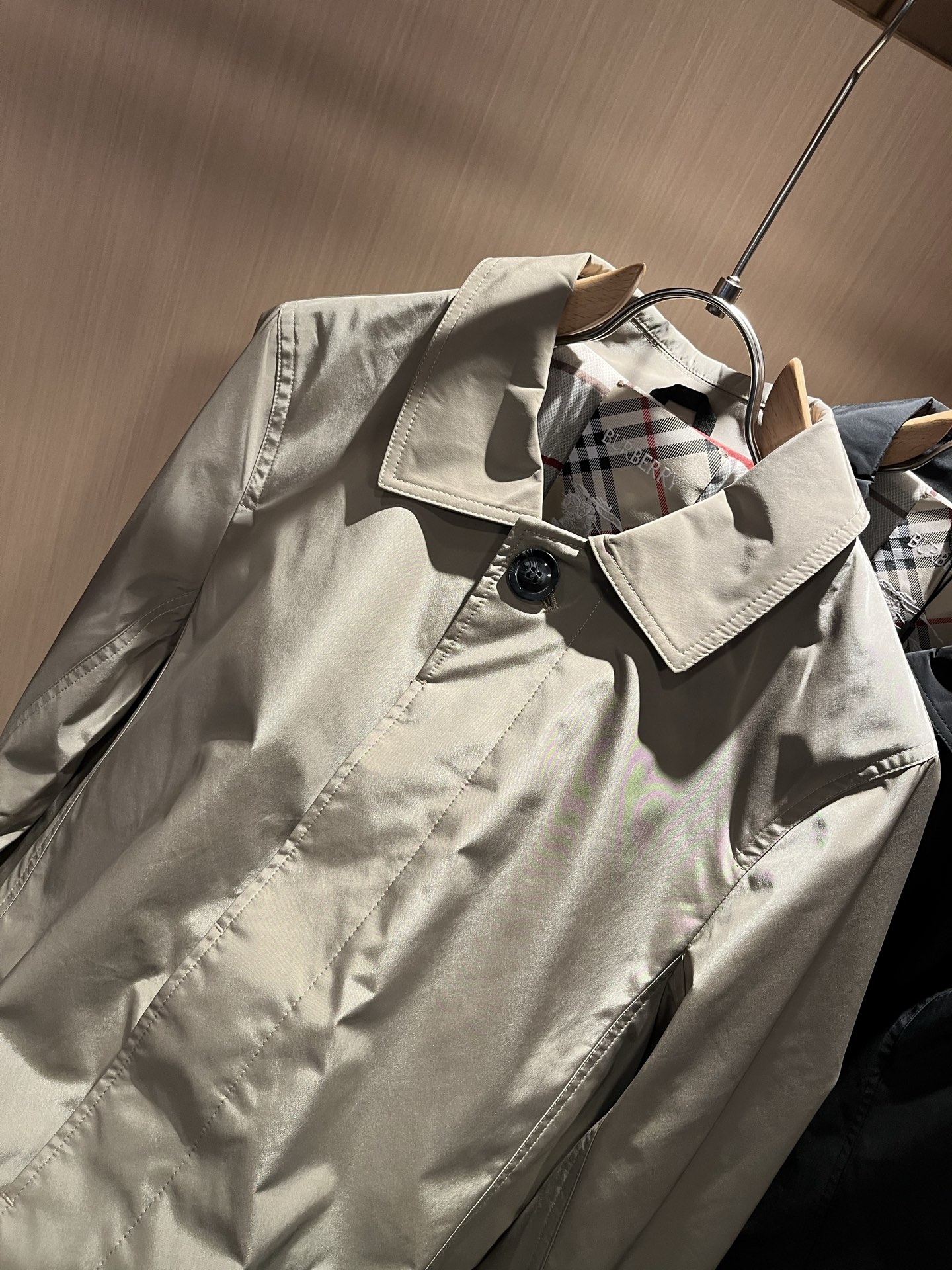 BURBER*Y巴*莉2025秋冬新品中长款夹克外套重磅来袭，最近比较火热的环保聚酯纤维记忆面料制作而成