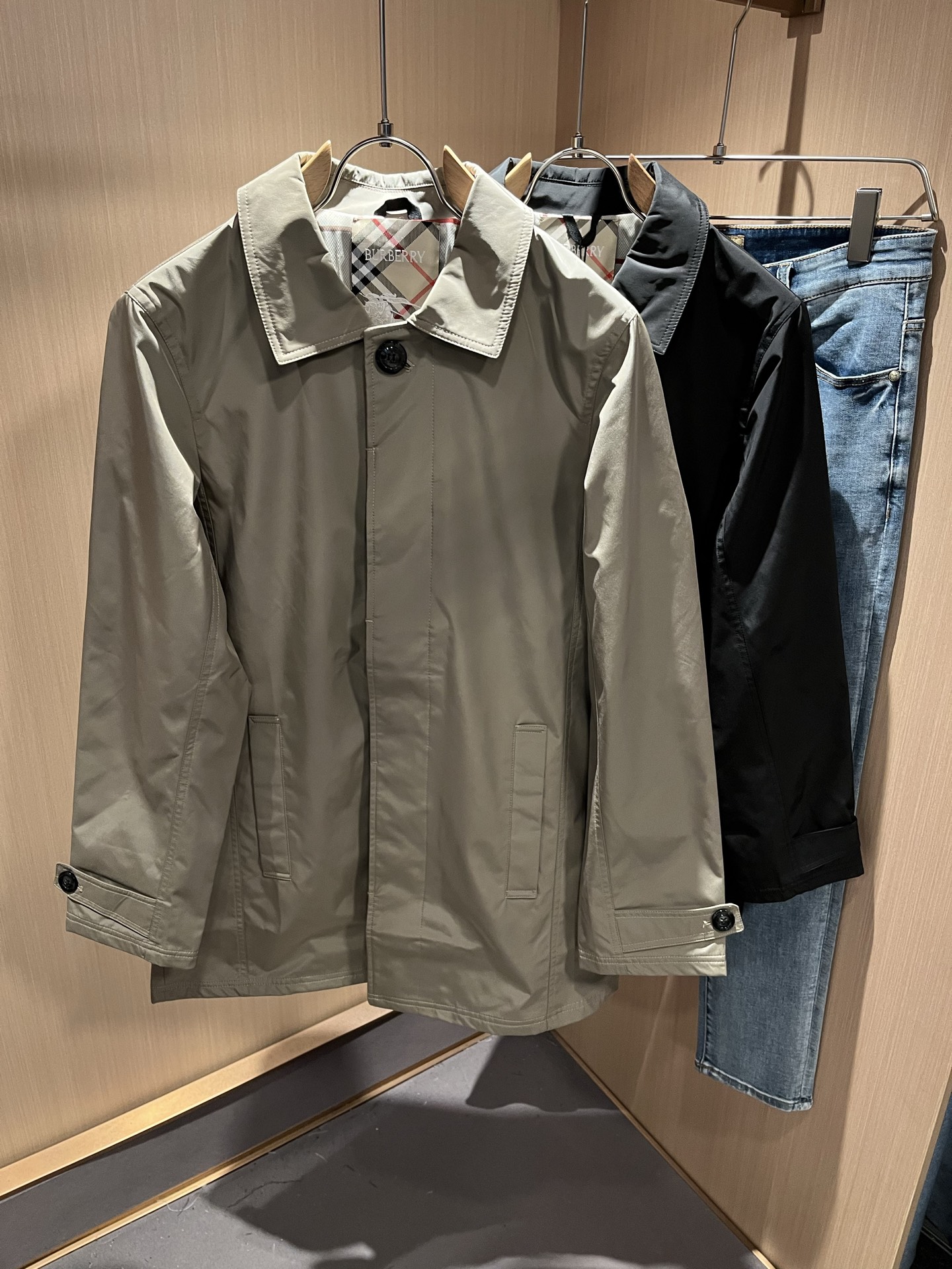 BURBER*Y巴*莉2025秋冬新品中长款夹克外套重磅来袭，最近比较火热的环保聚酯纤维记忆面料制作而成