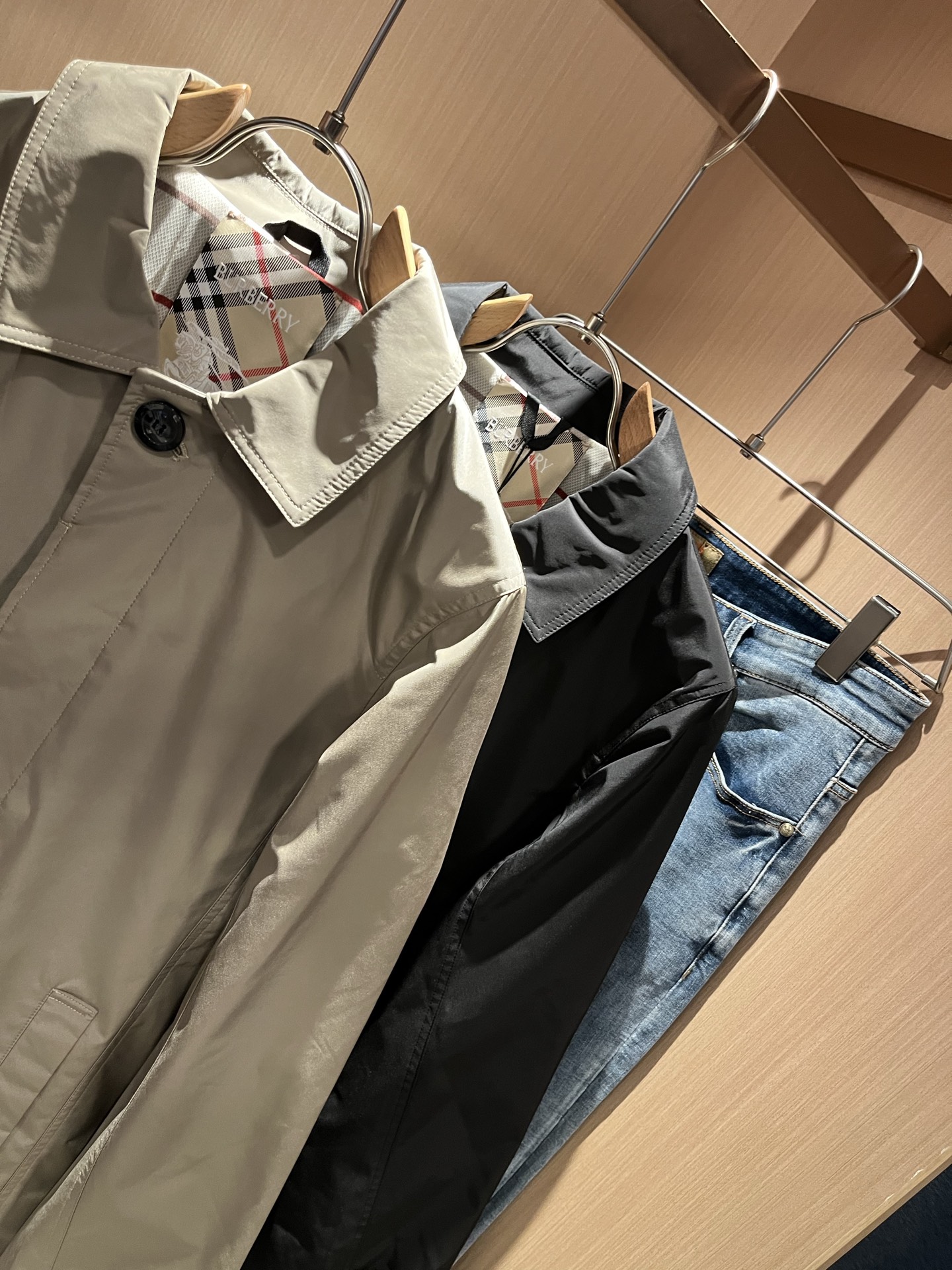 BURBER*Y巴*莉2025秋冬新品中长款夹克外套重磅来袭，最近比较火热的环保聚酯纤维记忆面料制作而成