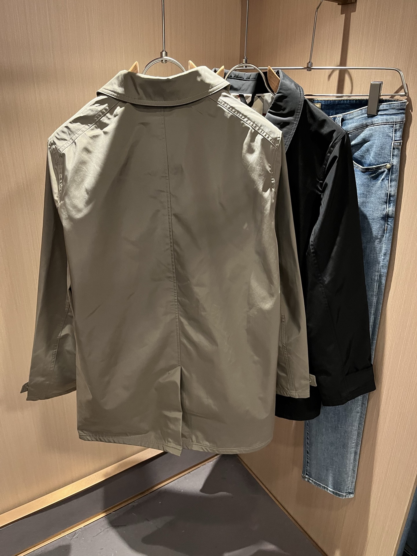 BURBER*Y巴*莉2025秋冬新品中长款夹克外套重磅来袭，最近比较火热的环保聚酯纤维记忆面料制作而成