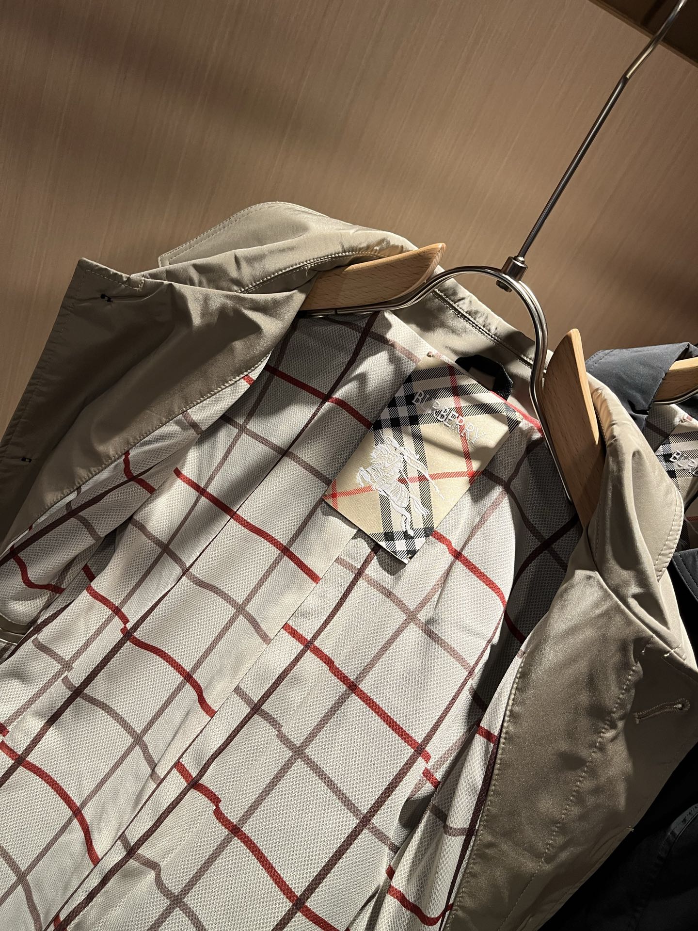 BURBER*Y巴*莉2025秋冬新品中长款夹克外套重磅来袭，最近比较火热的环保聚酯纤维记忆面料制作而成