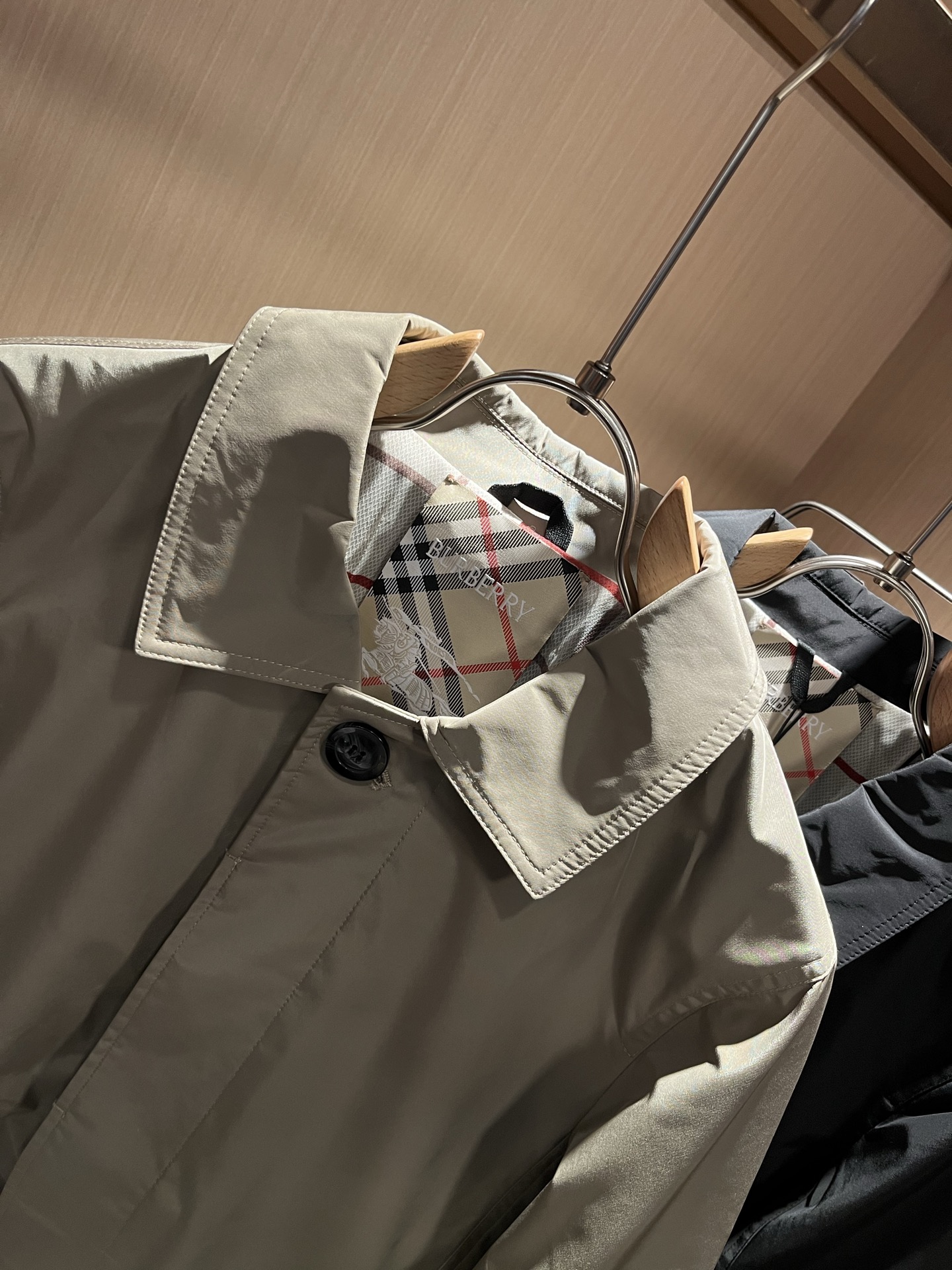 BURBER*Y巴*莉2025秋冬新品中长款夹克外套重磅来袭，最近比较火热的环保聚酯纤维记忆面料制作而成