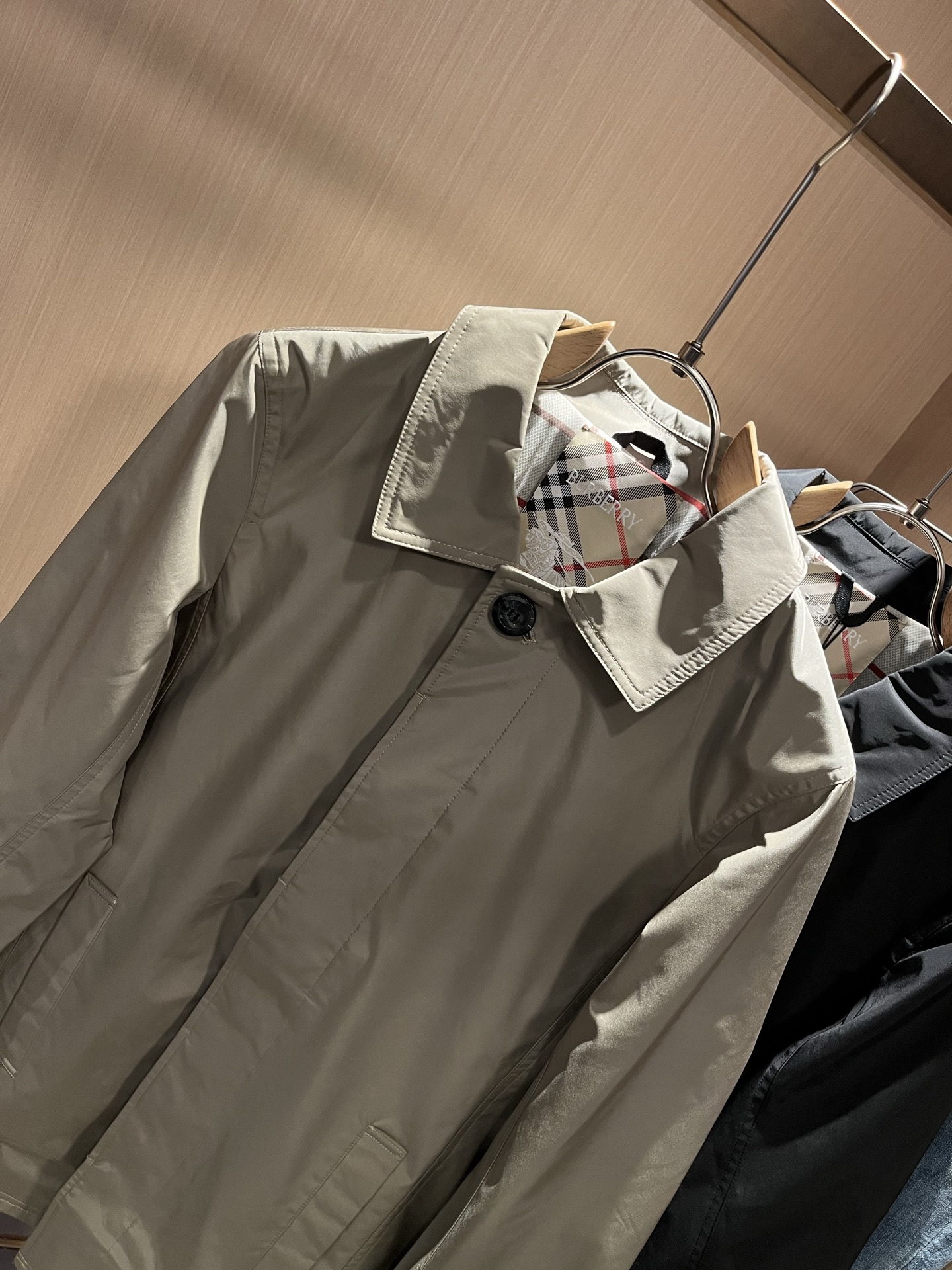 BURBER*Y巴*莉2025秋冬新品中长款夹克外套重磅来袭，最近比较火热的环保聚酯纤维记忆面料制作而成