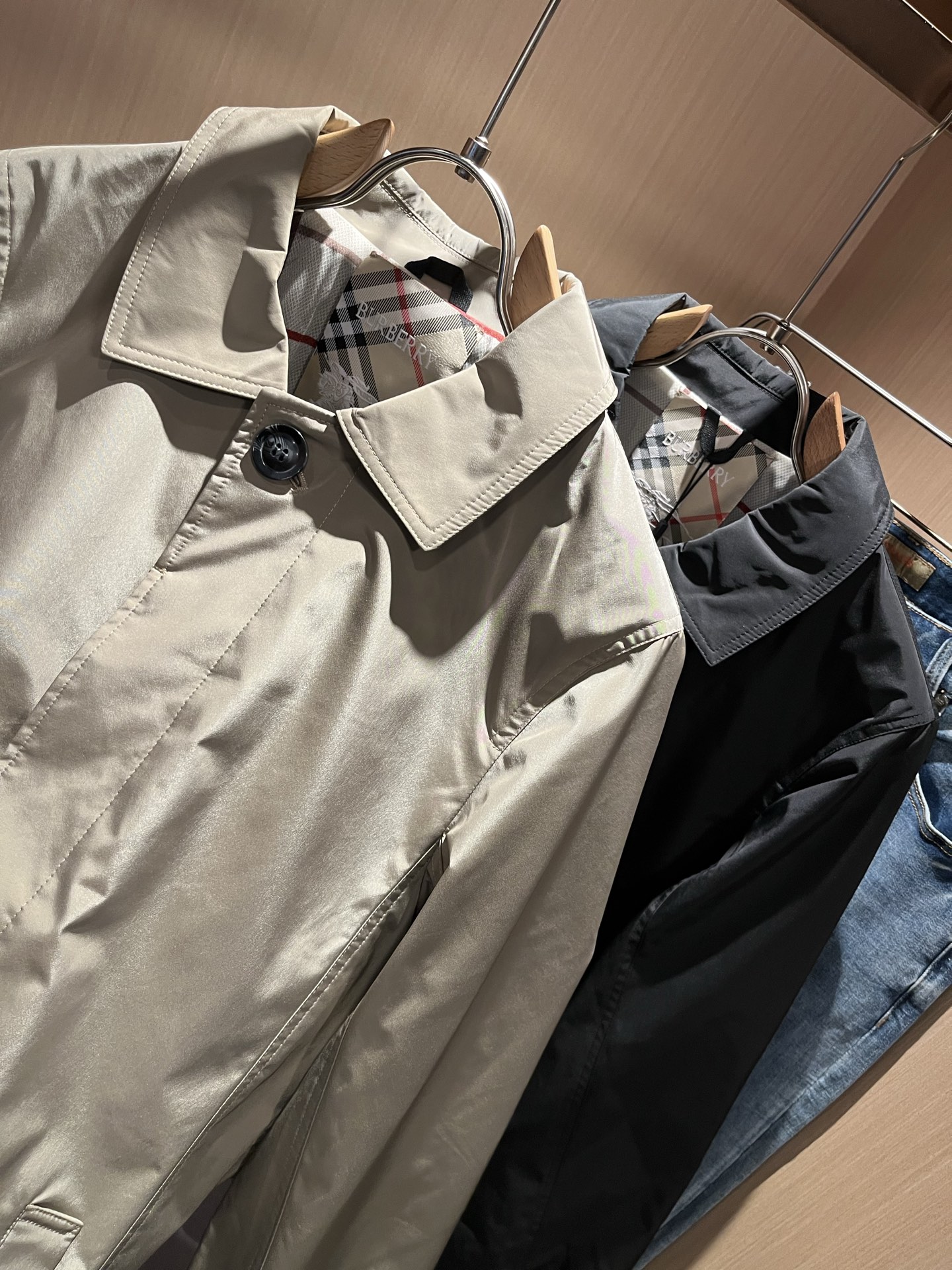 BURBER*Y巴*莉2025秋冬新品中长款夹克外套重磅来袭，最近比较火热的环保聚酯纤维记忆面料制作而成