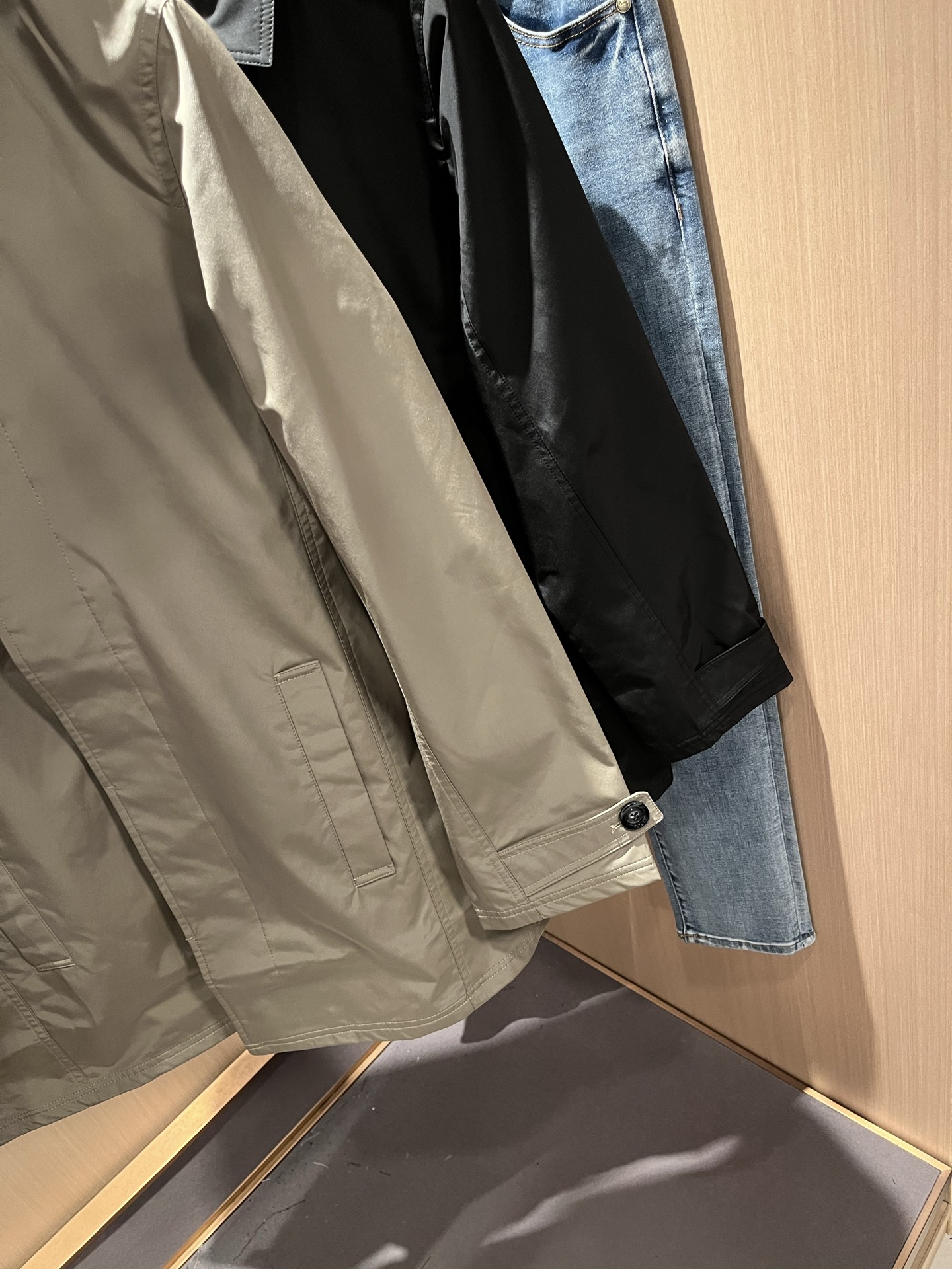 BURBER*Y巴*莉2025秋冬新品中长款夹克外套重磅来袭，最近比较火热的环保聚酯纤维记忆面料制作而成