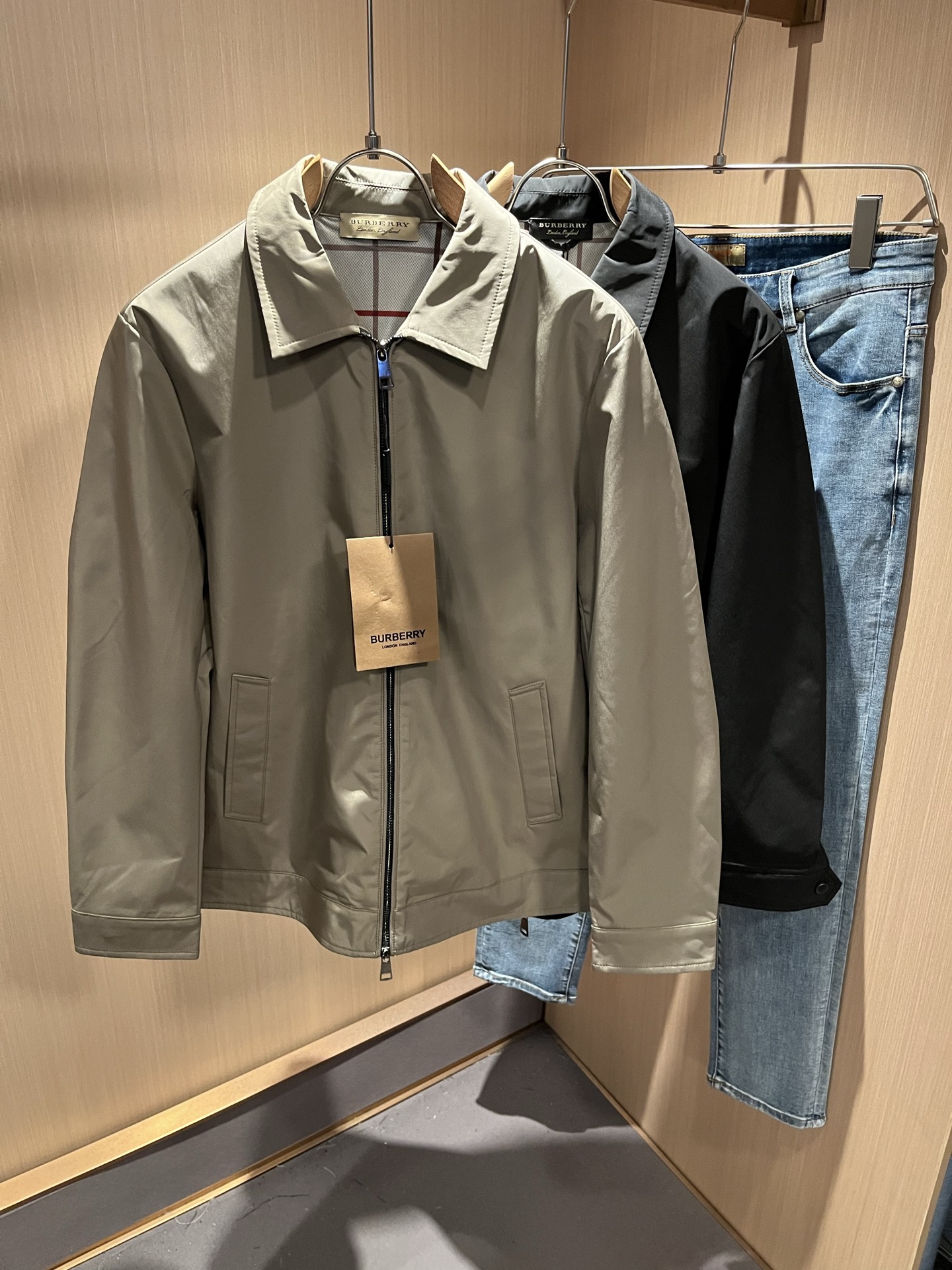 NO:518254,BURBER*Y BAR*Li’s new autumn and winter jacket is coming. It is made of a popular environmentally friendly polyester memory fabric recently. It is a high-end outdoor sports and leisure series, which is very popular!  The latest special material developed by BUR, memory fabric, also called memory cloth, refers to fabrics with morphological memory functions, which instantly kills all versions on the market. It can only be said that it is not a level at all. Whether it is material, detail restoration and craftsmanship, you are not afraid of any challenges. Just to contribute wonderful products to everyone, as always, and consistently. A style that implements the core concept of BUR closely ties the plaid and fashion, always maintains perfection, a simple but not simple design style perfectly meets the outfit you need in daily life. Size: M-3XL, burberry, jackets & coats, jackets & coats, alexander wang19860909BURBER*Y巴*莉2025秋冬新品夹克外套重磅来袭,最近比较火热的环保聚酯纤维记忆面料制作而成,高端户外运动休闲系列,非常火热运动风潮！BUR最新研发的特殊材质,记忆面料也叫记忆布,是指具有形态记忆功能的面料,秒杀市面上一切版本,只能说根本就不是一个级别的存在,不管是材质还是细节还原度以及工艺制作方面,不惧任何挑战,只为给大家奉献绝妙产物一如既往,始终如一,贯彻了BUR核心理念的一个款式将格纹与时尚紧紧的捆绑在一起,时刻保持完美,简约而不简单的的设计风格,完美的满足了你日常所需要的穿搭.尺码:M-3XL,,burberry,jackets & coats,jackets & coats,alexander wang,Men's clothing