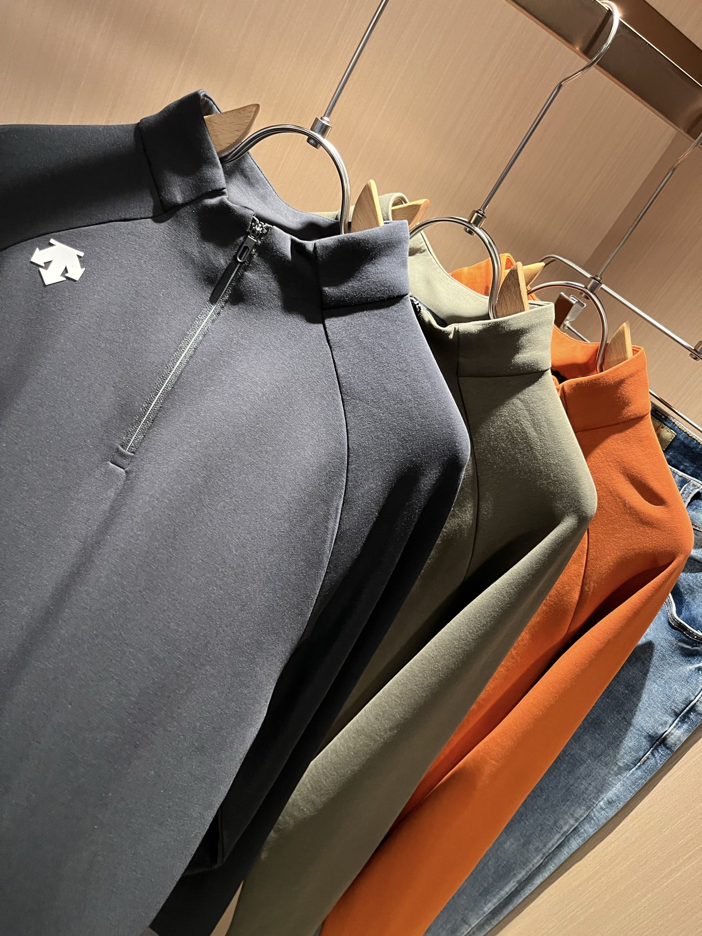 迪桑特DESCENTE，2025秋冬新款打底衫，自1935年荣耀至今的专业运动品牌。80余年来，始终坚持