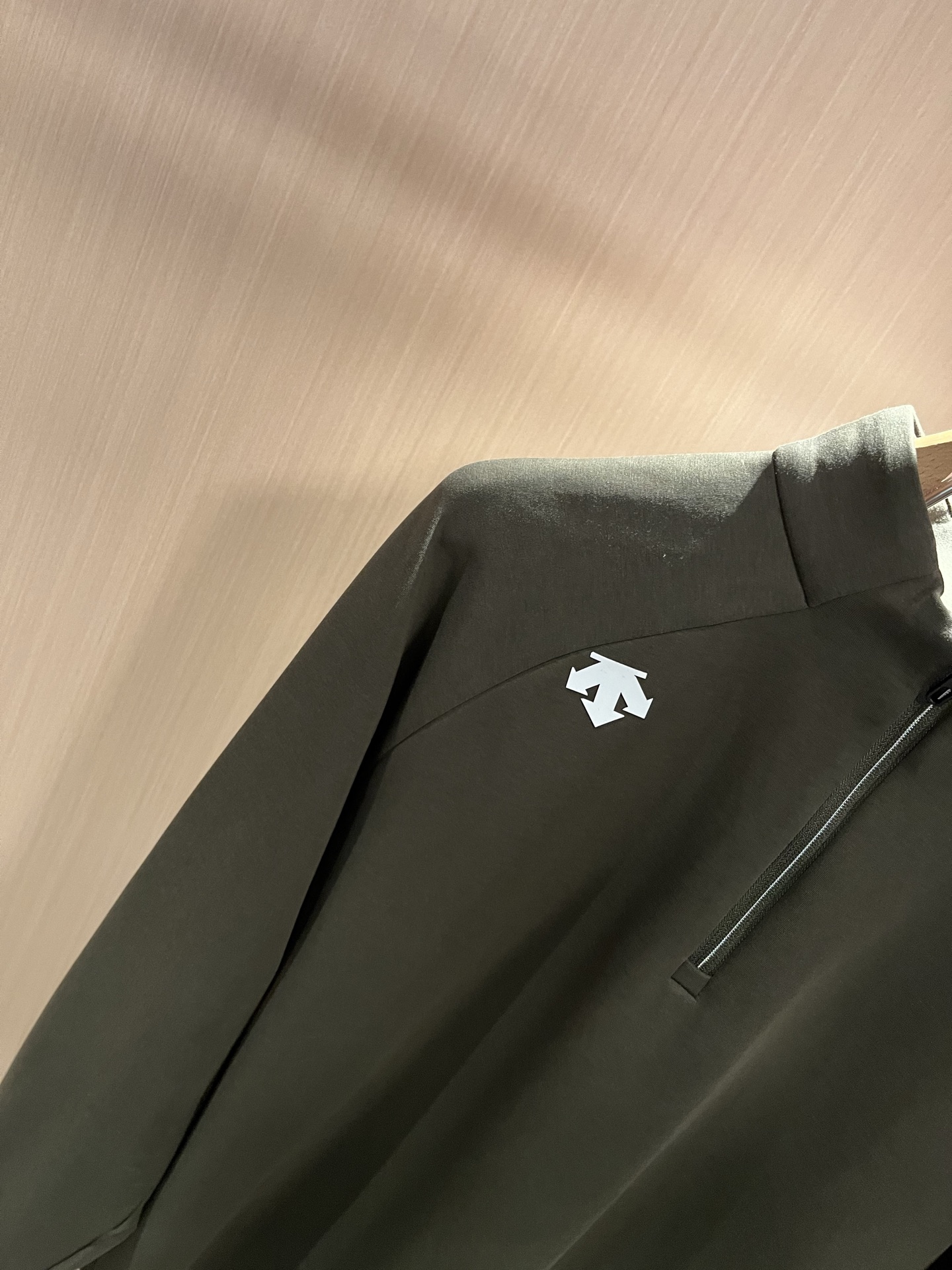 迪桑特DESCENTE，2025秋冬新款打底衫，自1935年荣耀至今的专业运动品牌。80余年来，始终坚持