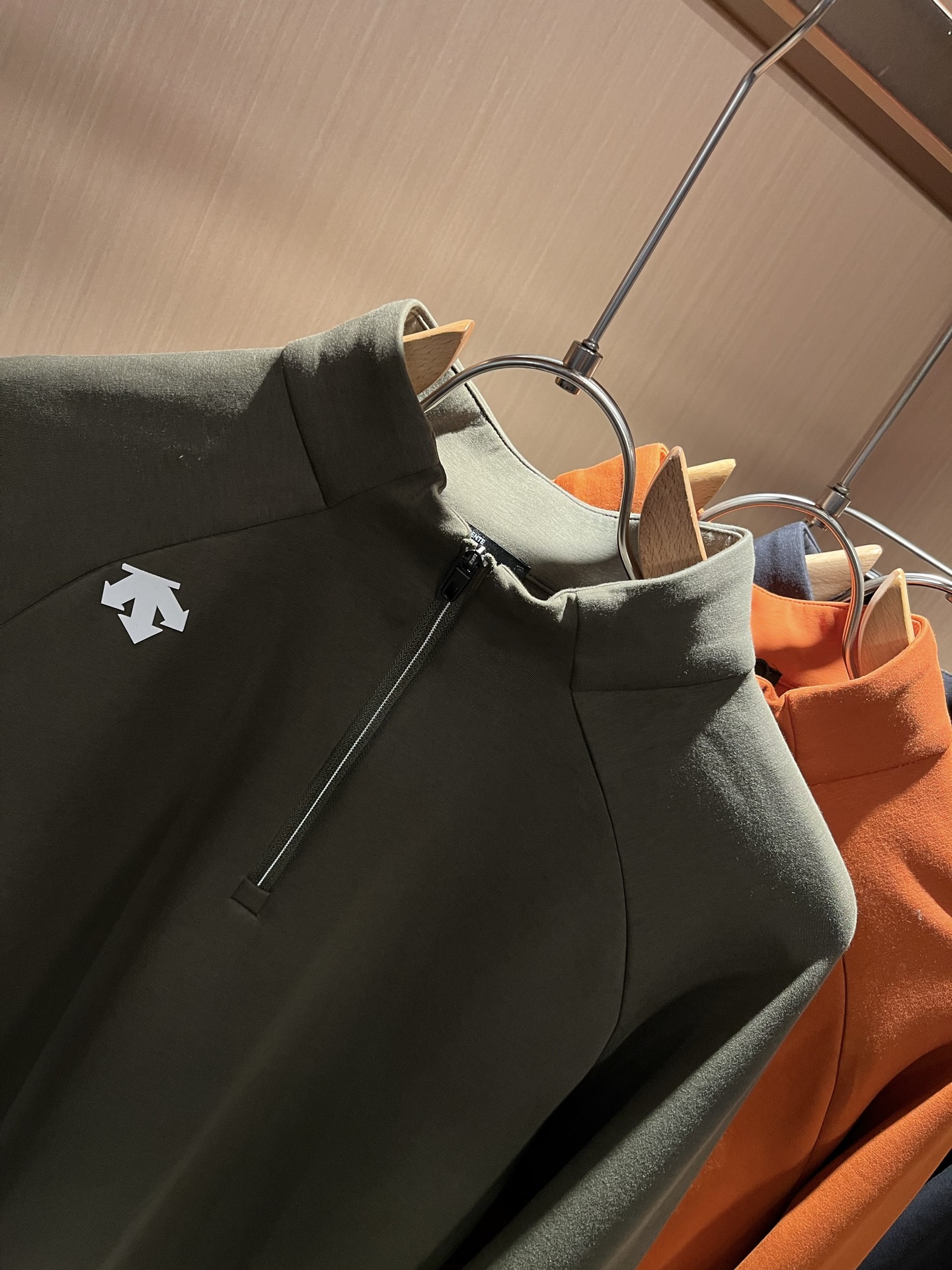 迪桑特DESCENTE，2025秋冬新款打底衫，自1935年荣耀至今的专业运动品牌。80余年来，始终坚持