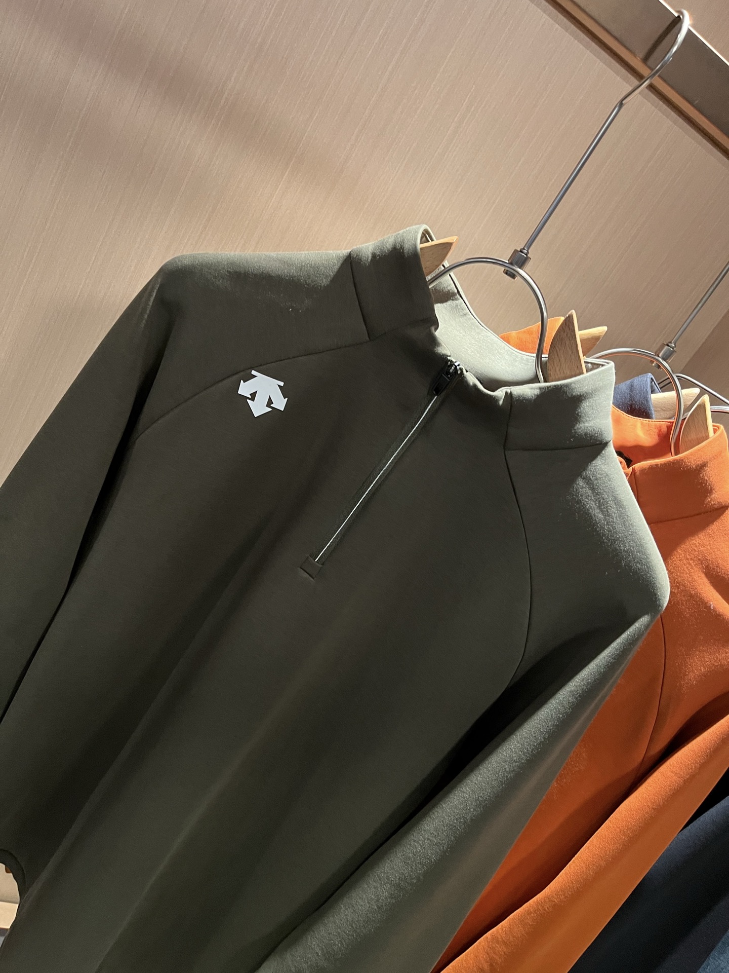 迪桑特DESCENTE，2025秋冬新款打底衫，自1935年荣耀至今的专业运动品牌。80余年来，始终坚持