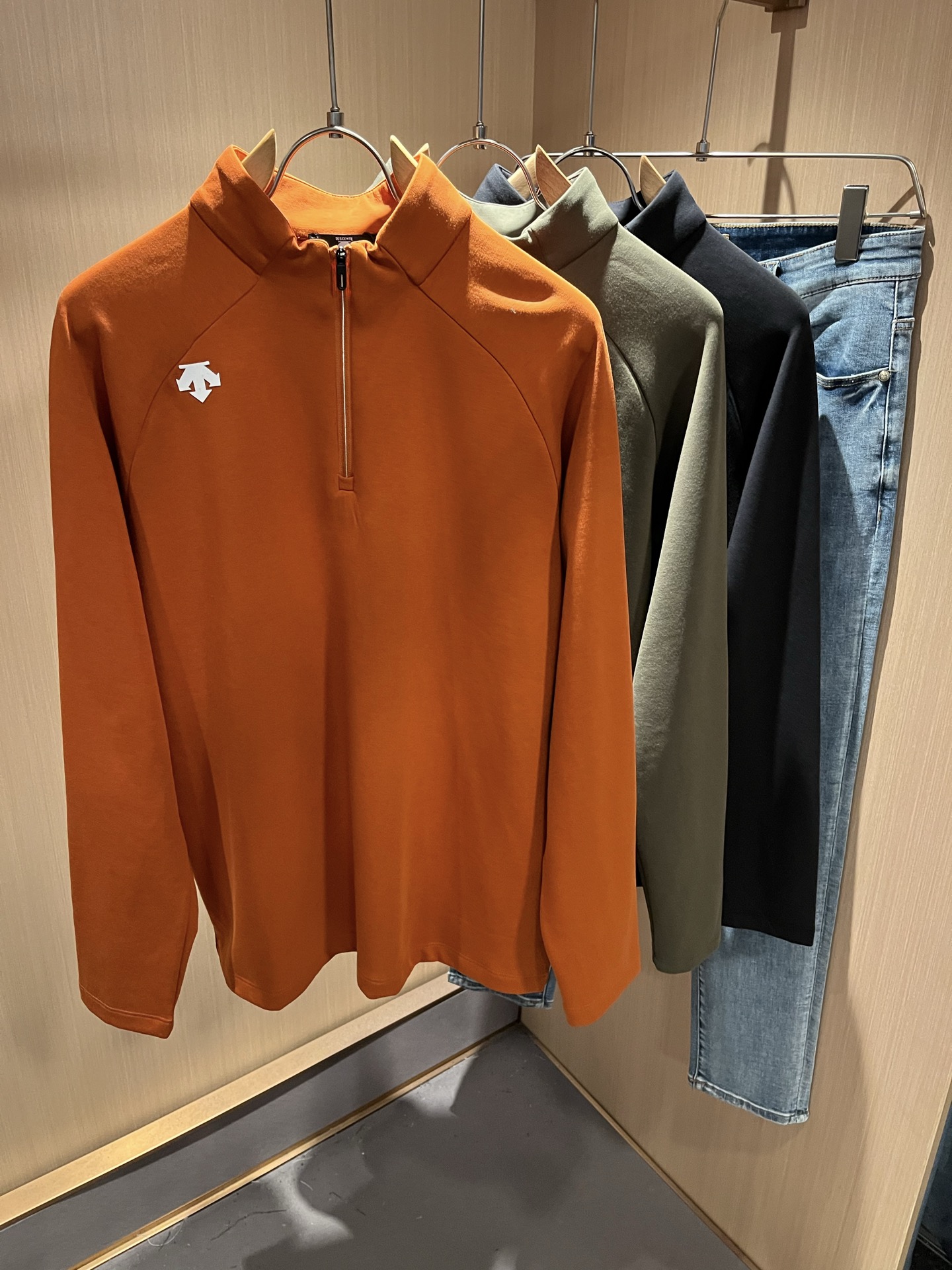 NO:514072,DESCENTE, a new 2025 autumn and winter base shirt, a professional sports brand since 1935. For more than 80 years, it has always adhered to the 'Design That Moves' with the spirit of design-driven sports, integrating innovative technology with design aesthetics, and creating high-quality sports equipment in multiple professional fields such as skiing, golf, and triathlon!  The latest design elements of the brand!  Neither monotonous nor complicated, it shows taste just right!  Customer-supplied top-level logo pressing design!  Comfortable, sweat-absorbing and breathable, the unique high-end fabric presents a simple and elegant temperament!  Full three-dimensional! Standard cutting design!  Every detail is a synchronized with high-end fashion. Size: M-3XL, alexander wang19860909迪桑特DESCENTE,2025秋冬新款打底衫,自1935年荣耀至今的专业运动品牌.80余年来,始终坚持“Design That Moves” 以设计驱动运动的精神,将创新科技与设计美学相融合,在滑雪、高尔夫、铁人三项等多个专业领域,打造高品质的运动装备！品牌最新设计元素！既不单调也不复杂,恰到好处的展现品味！客供顶级logo压胶设计！舒适吸汗透气根本不在话下,面料独具的高奢感呈现简约优雅气质！饱满立体!标准裁剪设计！每一处细节都是与高端时尚同步的体现.尺码:M-3XL,,alexander wang,Men's clothing