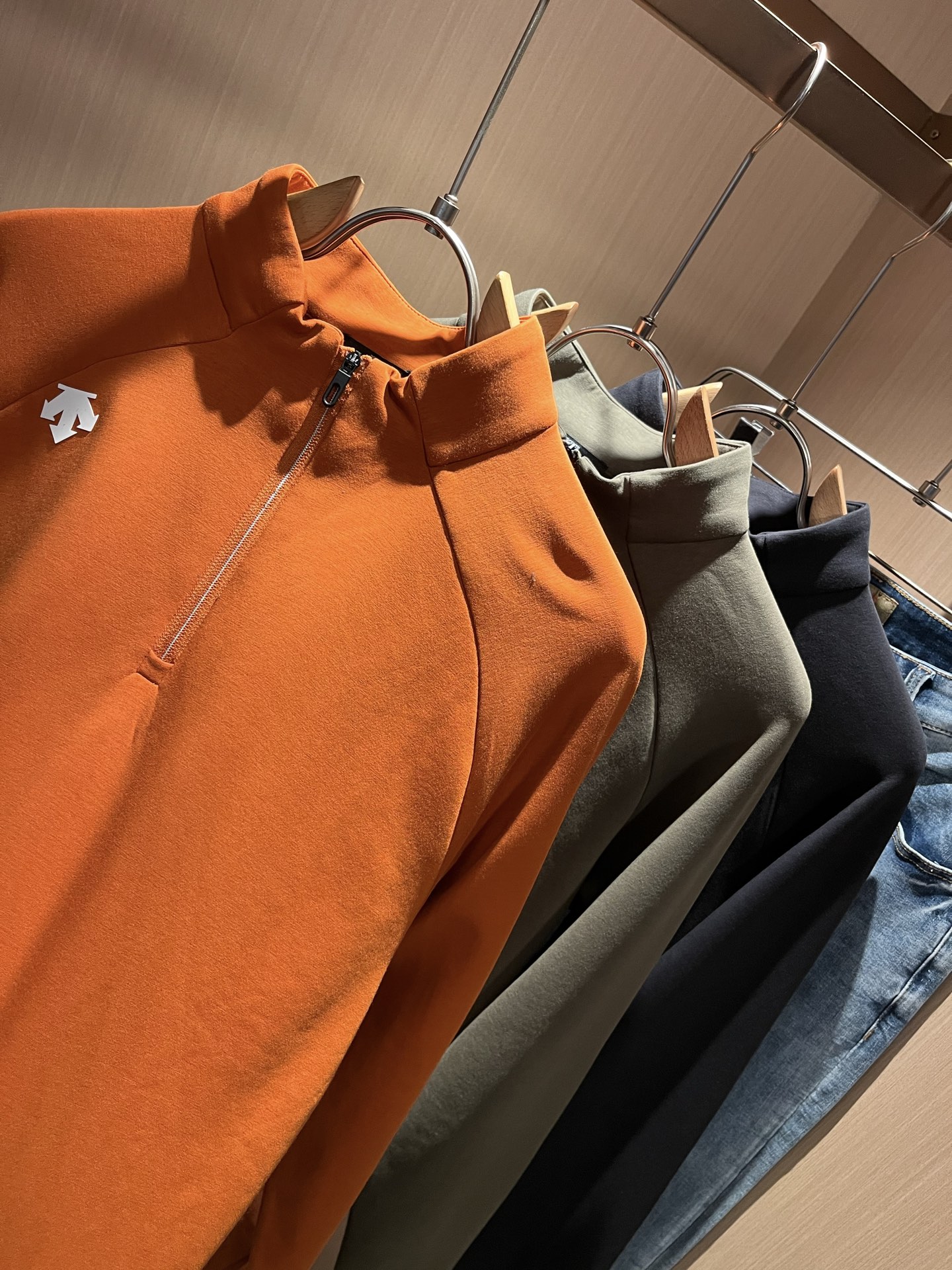 迪桑特DESCENTE，2025秋冬新款打底衫，自1935年荣耀至今的专业运动品牌。80余年来，始终坚持