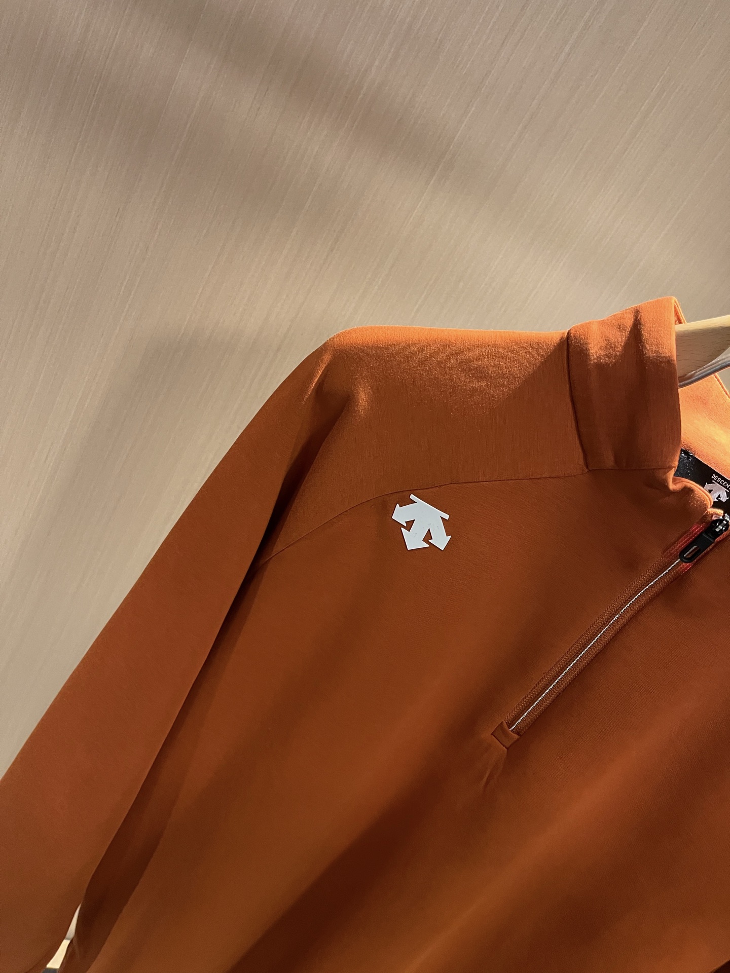 迪桑特DESCENTE，2025秋冬新款打底衫，自1935年荣耀至今的专业运动品牌。80余年来，始终坚持