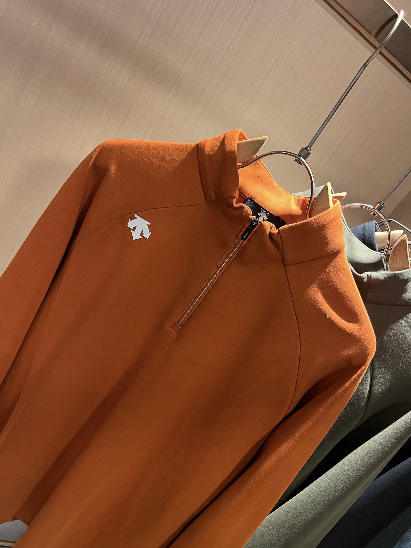 迪桑特DESCENTE，2025秋冬新款打底衫，自1935年荣耀至今的专业运动品牌。80余年来，始终坚持